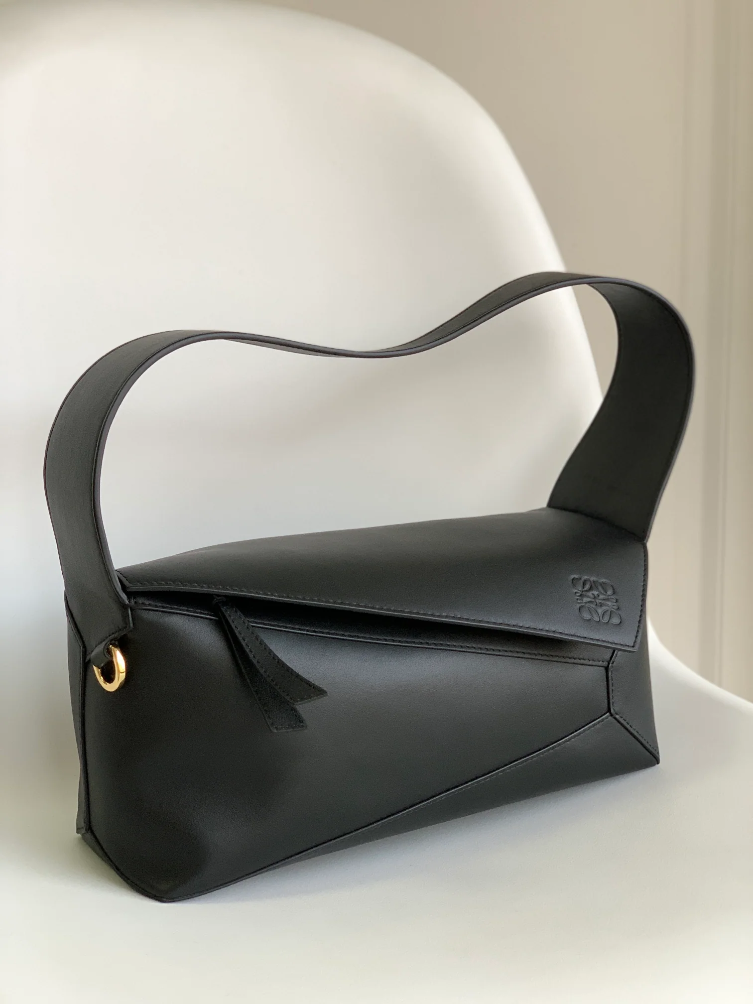 Сумка-хобо Loewe Puzzle из кожи наппа, черная.