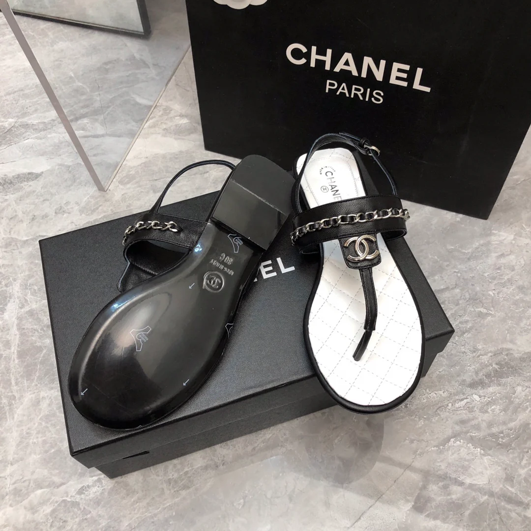 Новинка сезона весна/лето 2023 от Chanel - Классические сандалии с цепочкой и Т-образным ремешком - Белые