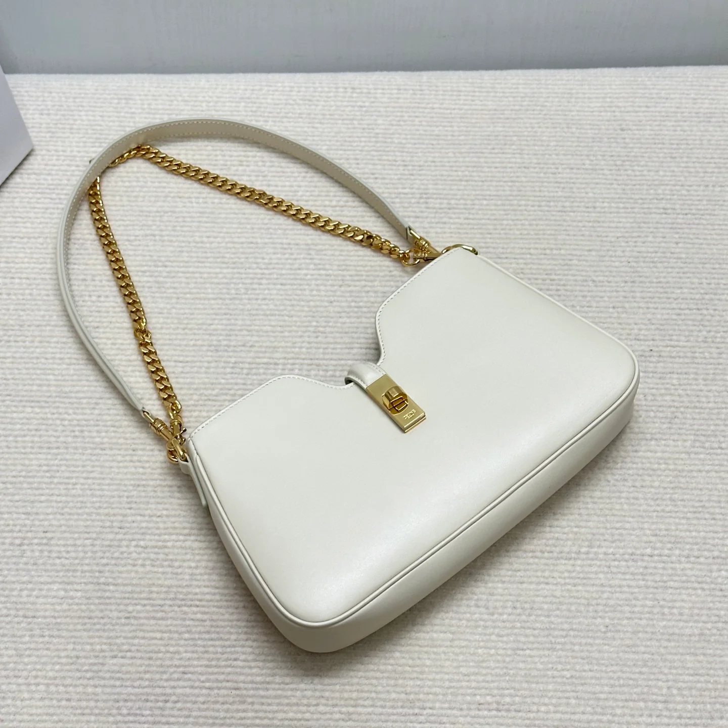 Сумка Celine Camille 16 из мягкой кожи с цепочкой - белая.