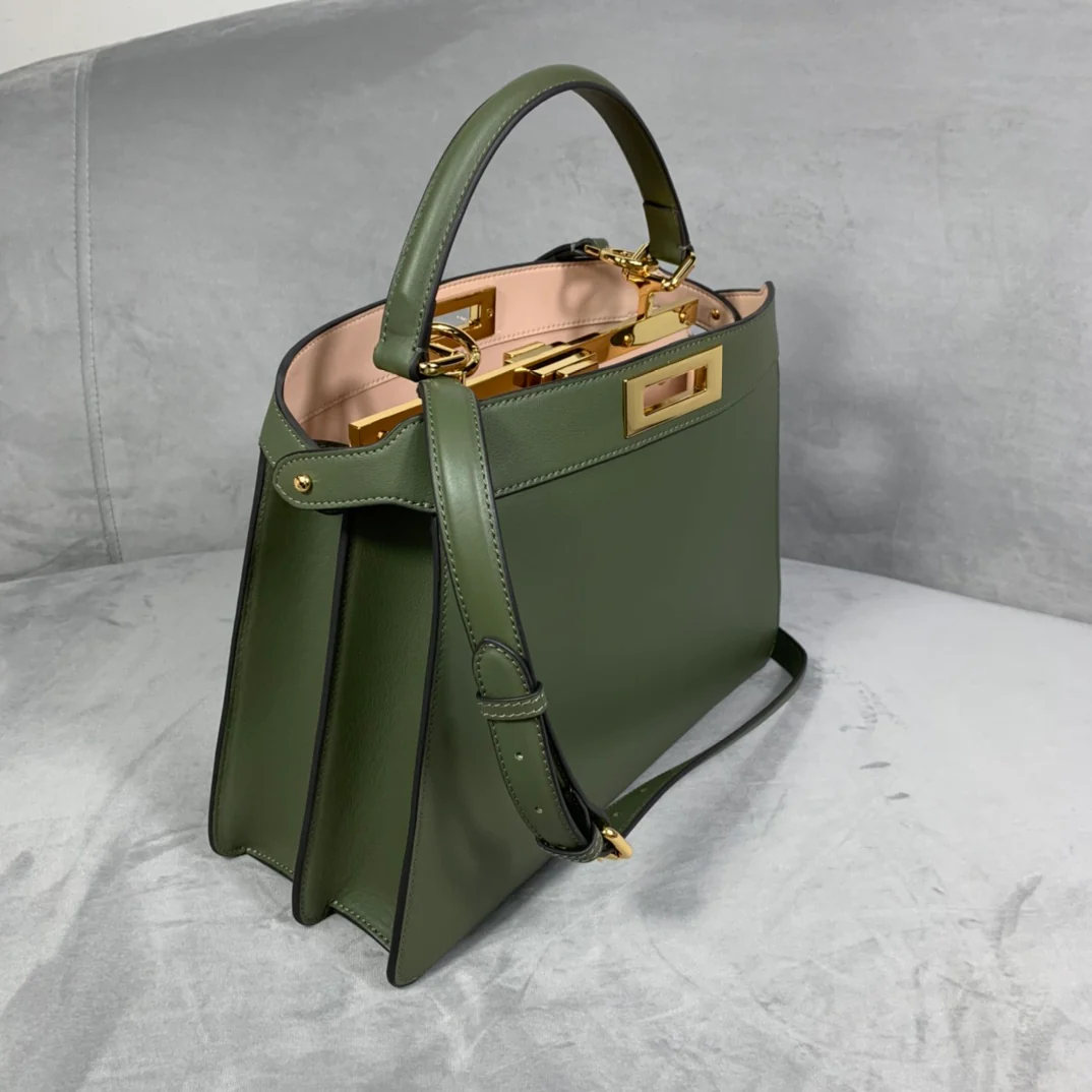 Fendi Peekaboo i-seey Средне-зеленая кожаная сумка