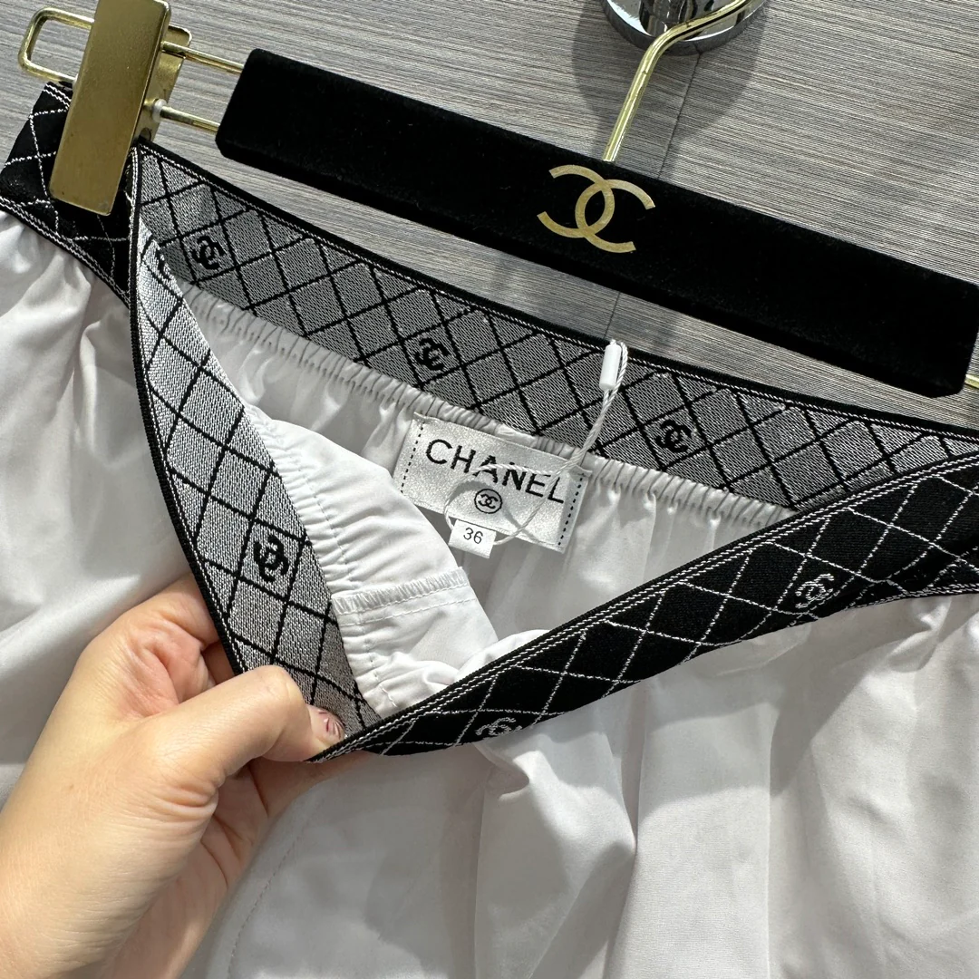 Chanel 2403 - Новинка начала весны: белые шорты Coco с двойным поясом из тесьмы C.