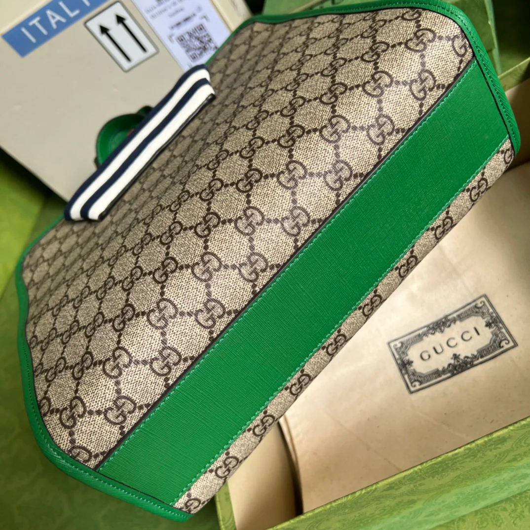 Сумка-тоут Gucci Ophidia Medium (28x26 см, 5x9 см) с зеленым узором в виде парусника.