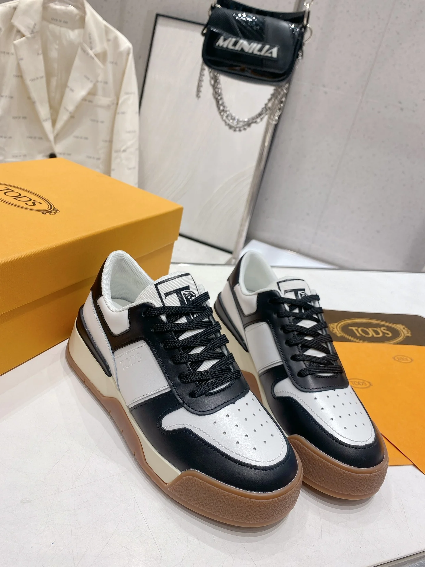 Весенняя коллекция Tods 2023 — Повседневная обувь — Парная модель — Коричневая подошва с черной отделкой