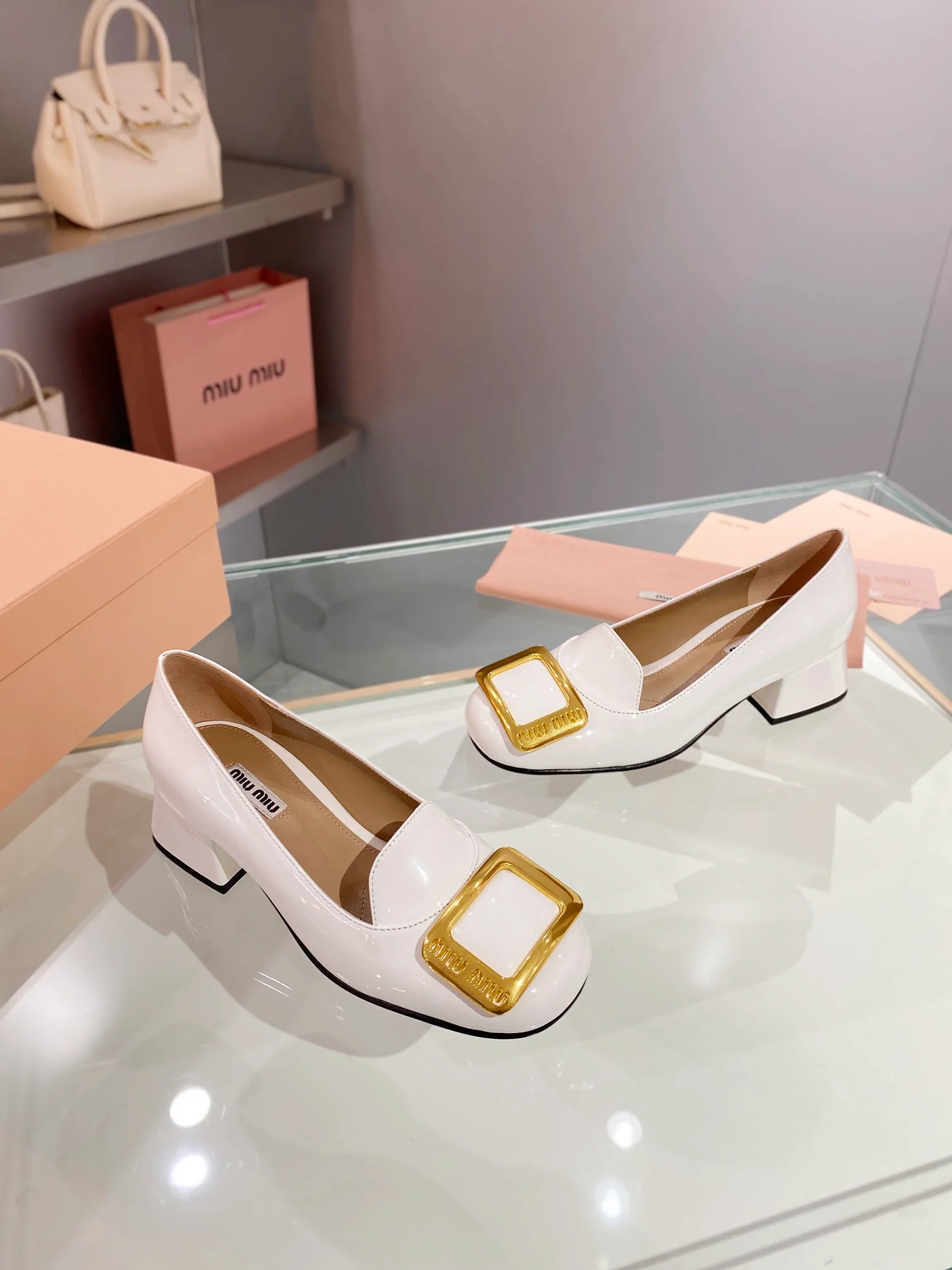 Новинка весны 2023 года от Miu Miu - Туфли на массивном каблуке с закрытым носком - Белые