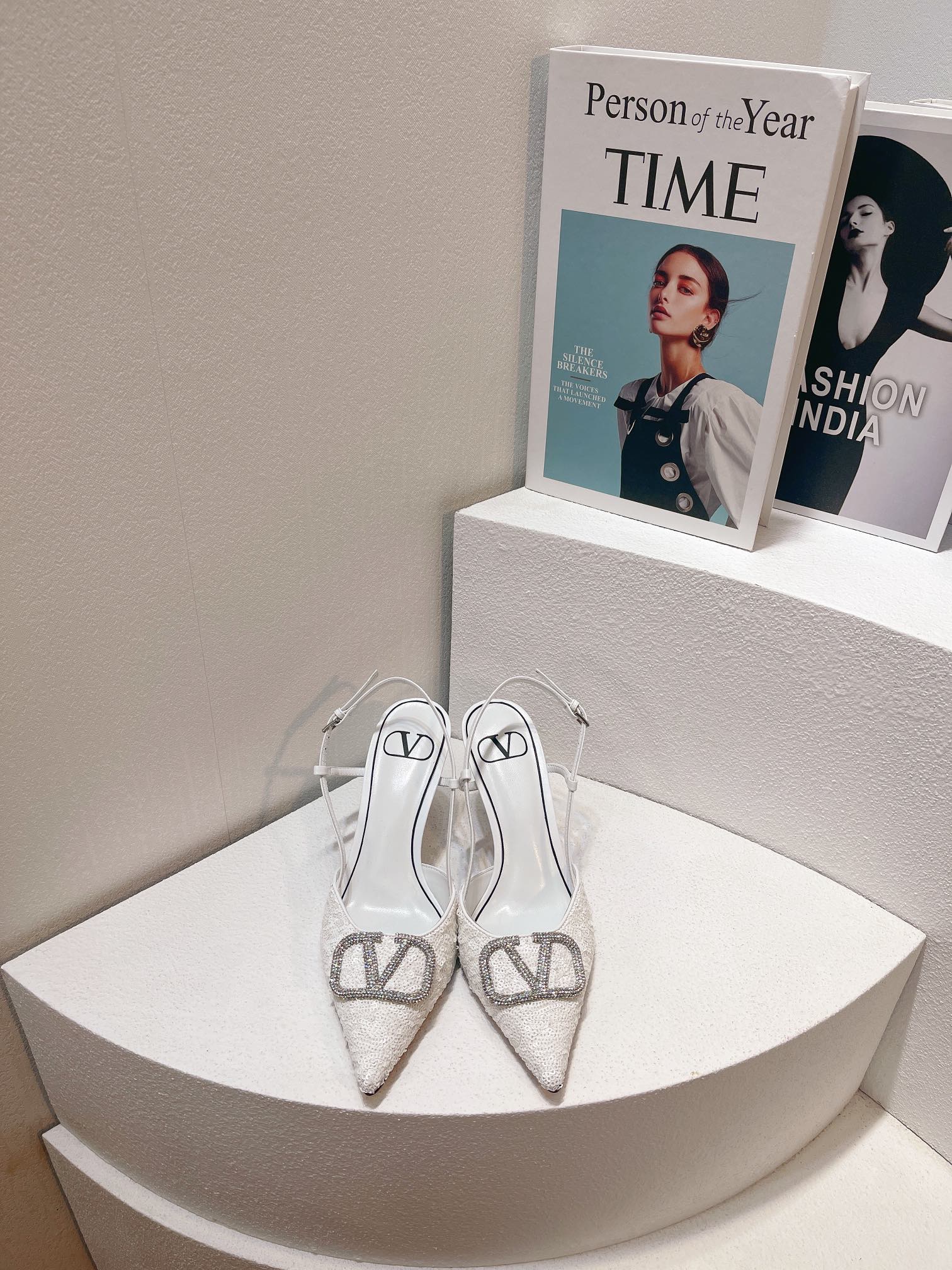 Новинка с официального сайта Valentino 2023 — Глянцевые босоножки на низком каблуке с острым носком — 8 см — Белые