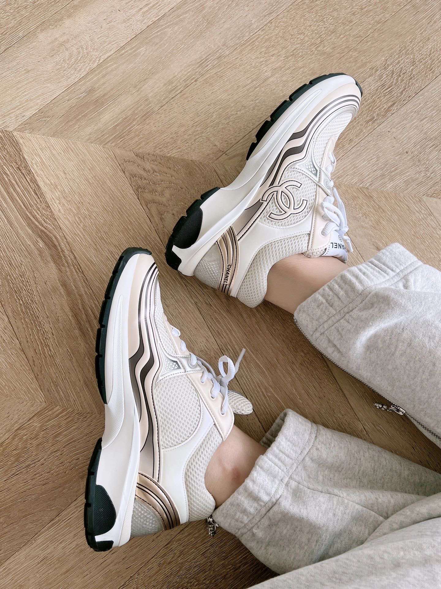 Круизная коллекция Chanel 2023 — Подиумная коллекция — Кроссовки — Белые