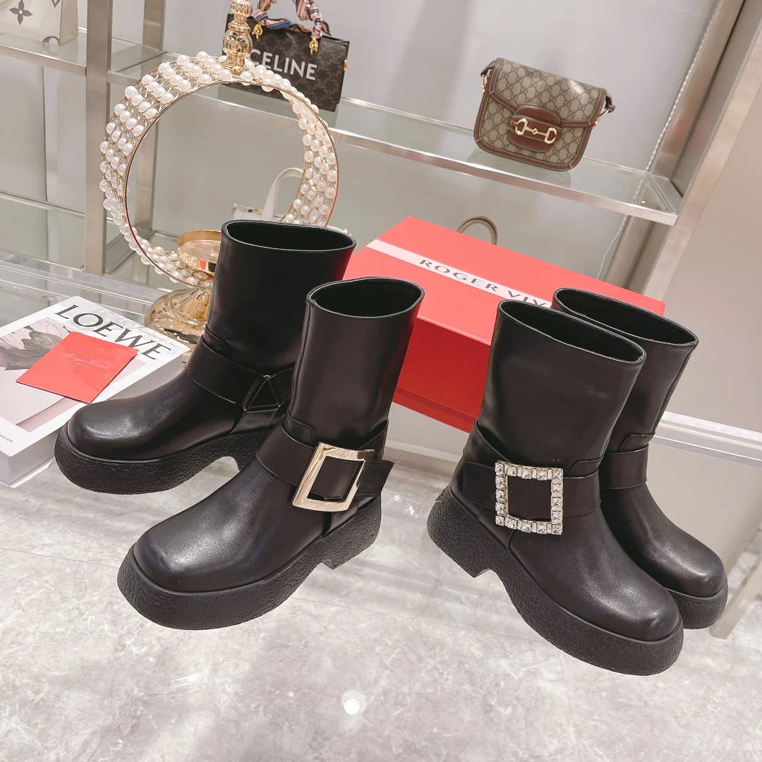 Мотоциклетные ботинки на толстой подошве с металлическими пряжками.