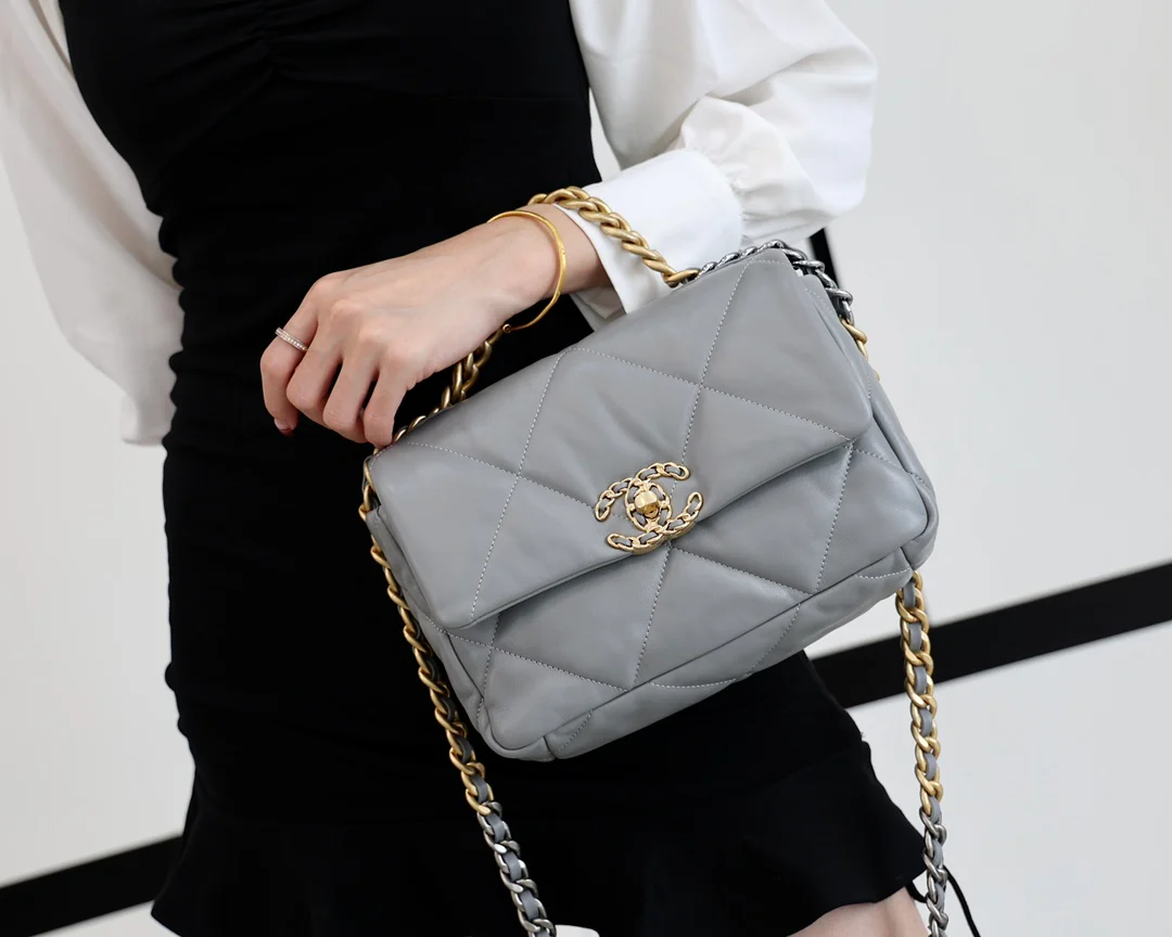 Сумка Chanel 19 — серая с золотой фурнитурой — маленькая