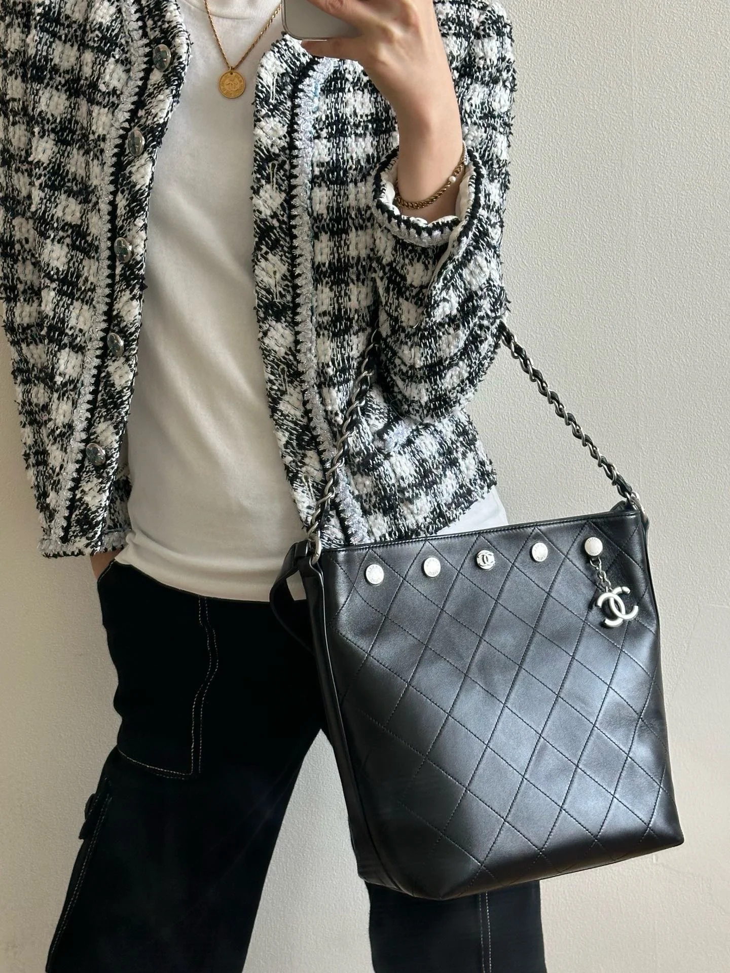 Сумка Chanel в стиле хиппи с золотой монетой 25 пенсов — черно-серебряная.