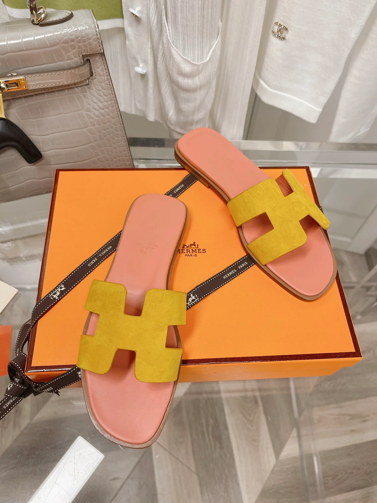 Новинка 2022 года от Hermes - Итальянские тапочки H из оленьих рогов - Розовые и желтые