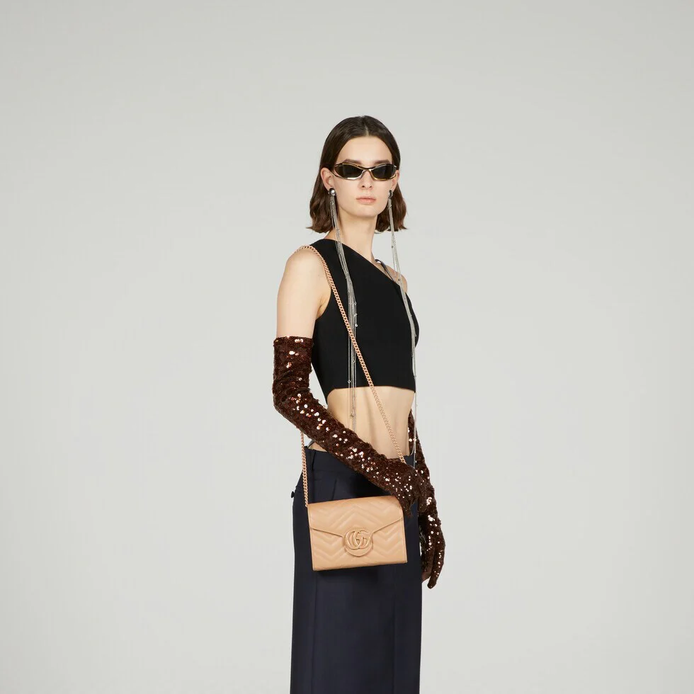 Стеганая мини-сумочка Gucci из серии Marmont