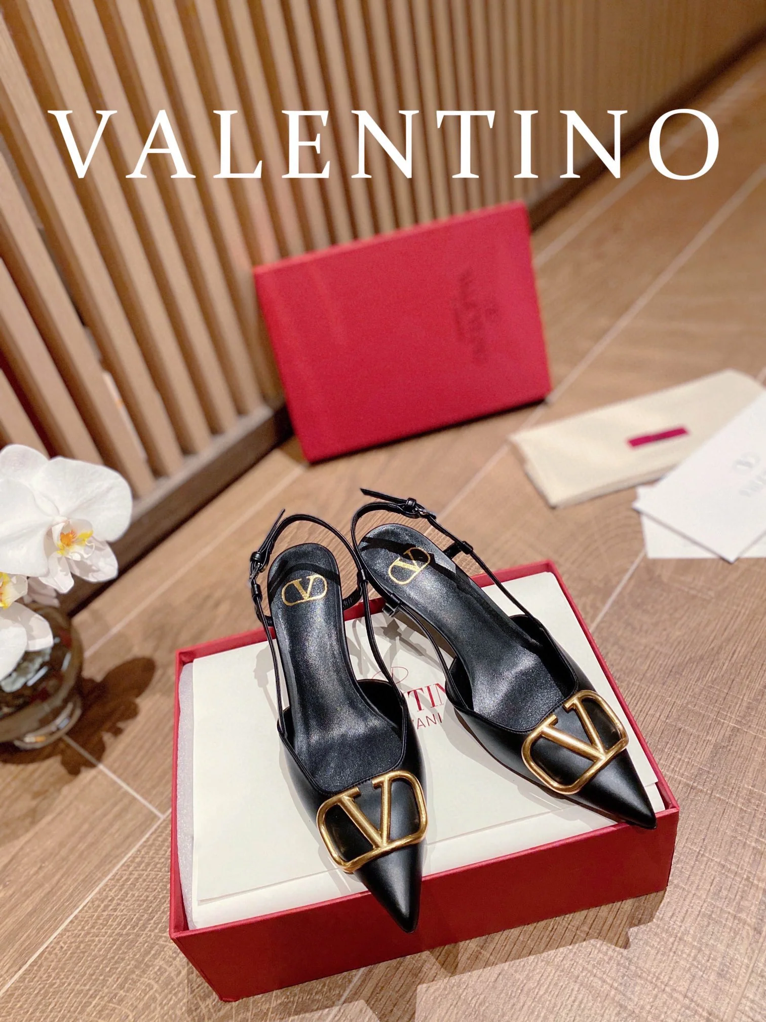 Туфли Valentino на каблуке с V-образной пряжкой из бронзы и открытой пяткой — черные.