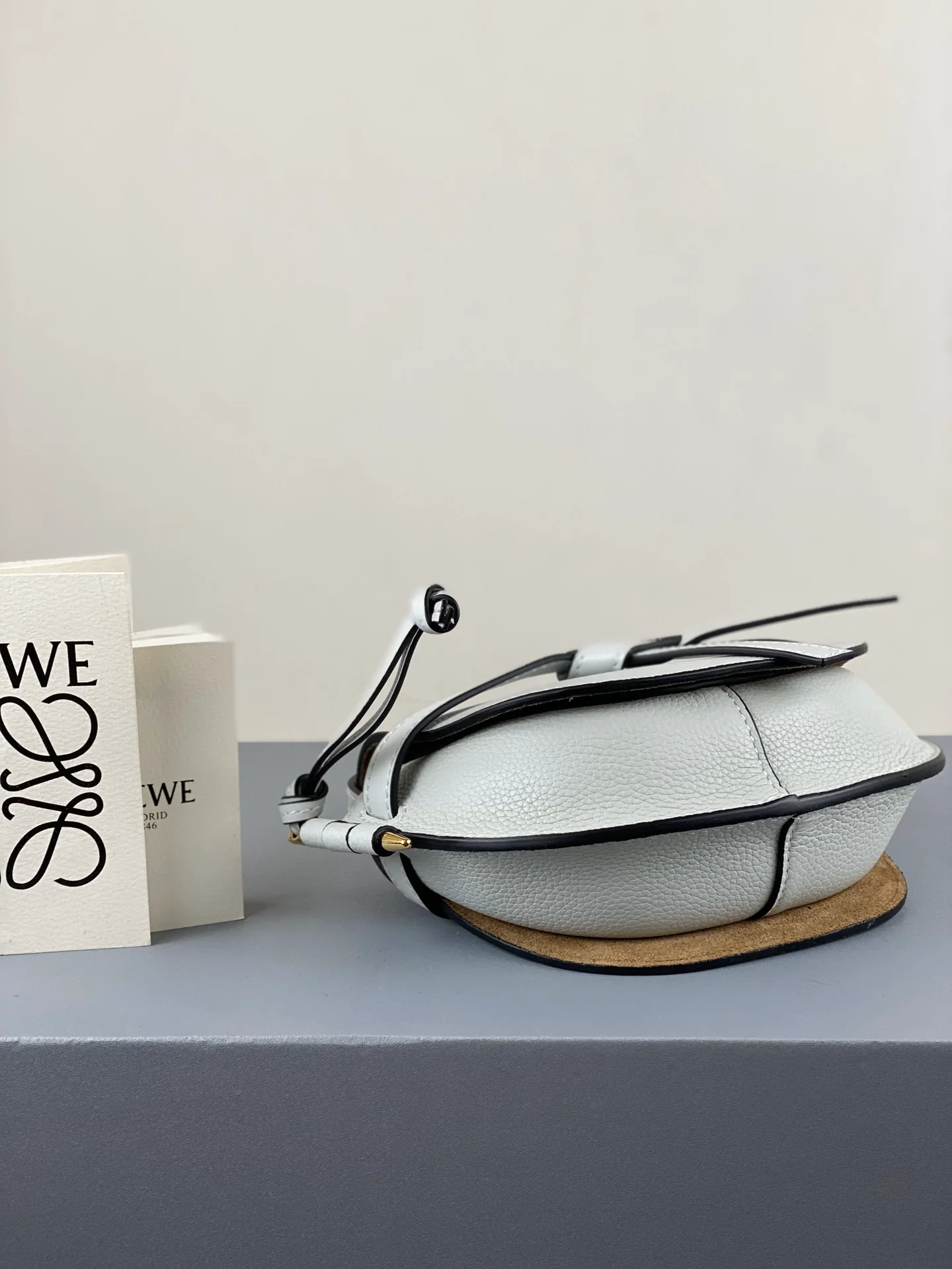 Loewe-gate-mini-21x12-5x9-5-cm-2