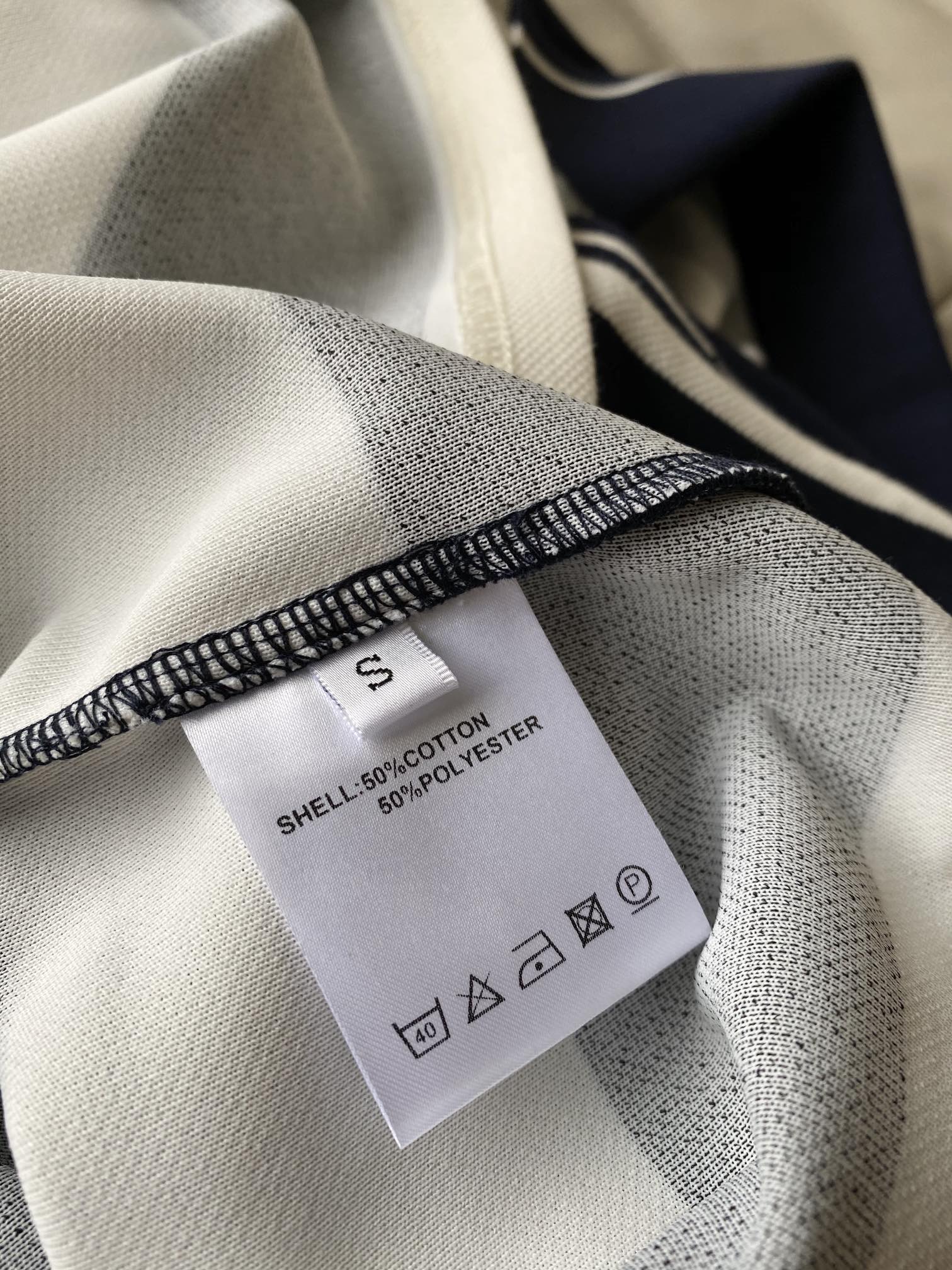 Комплект Miu Miu-2404-24ss: повседневная рубашка-поло и плиссированная юбка.