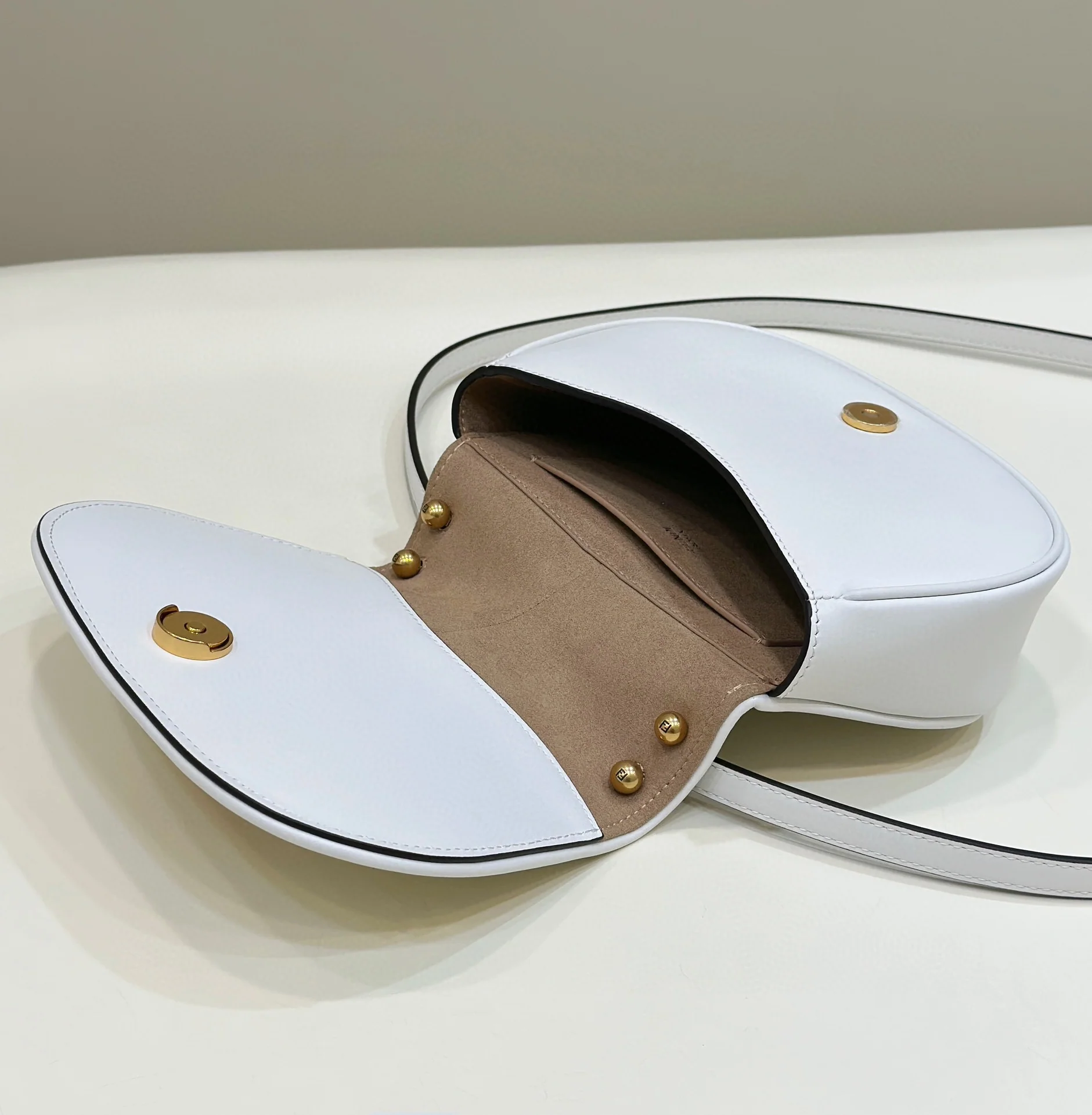 Сумка-седло Fendi в стиле ретро с клапаном - белая