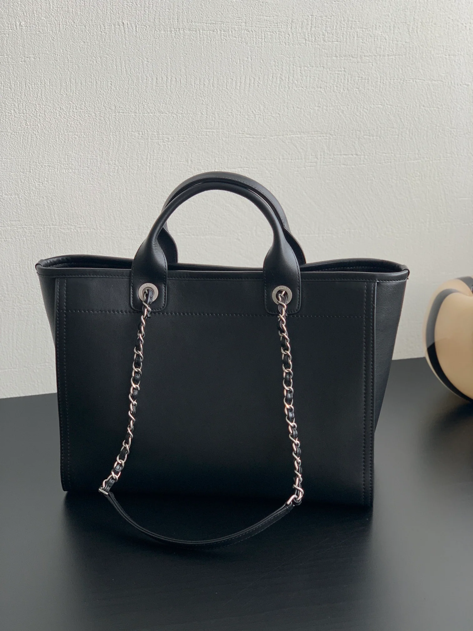 Пляжная сумка Chanel 24a из натуральной кожи, маленькая, черная.