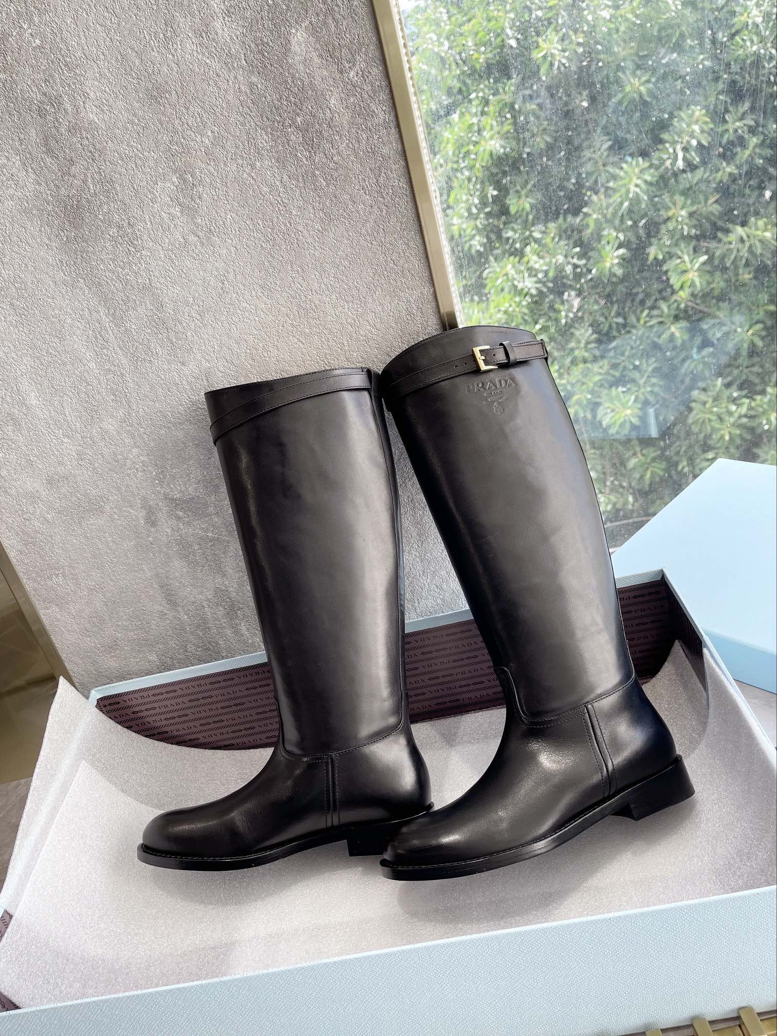 Новинки Prada весна/лето 2022 - Классические сапоги для верховой езды - Высокие сапоги