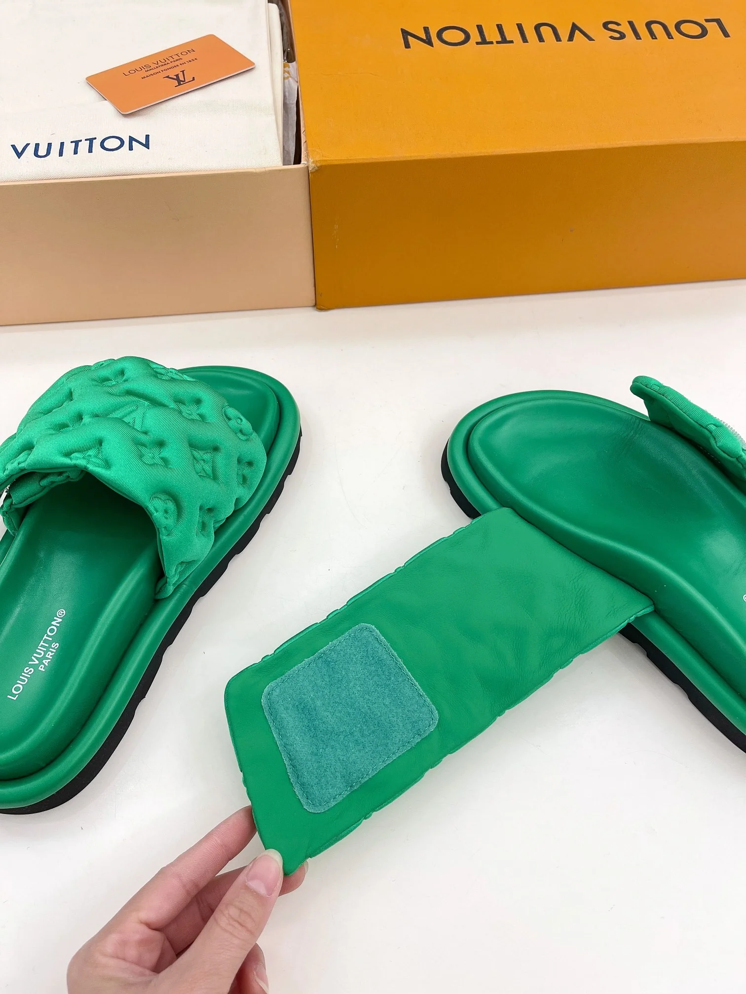 Новинка сезона весна/лето 2023 от LV - Тисненые тапочки - Зеленые