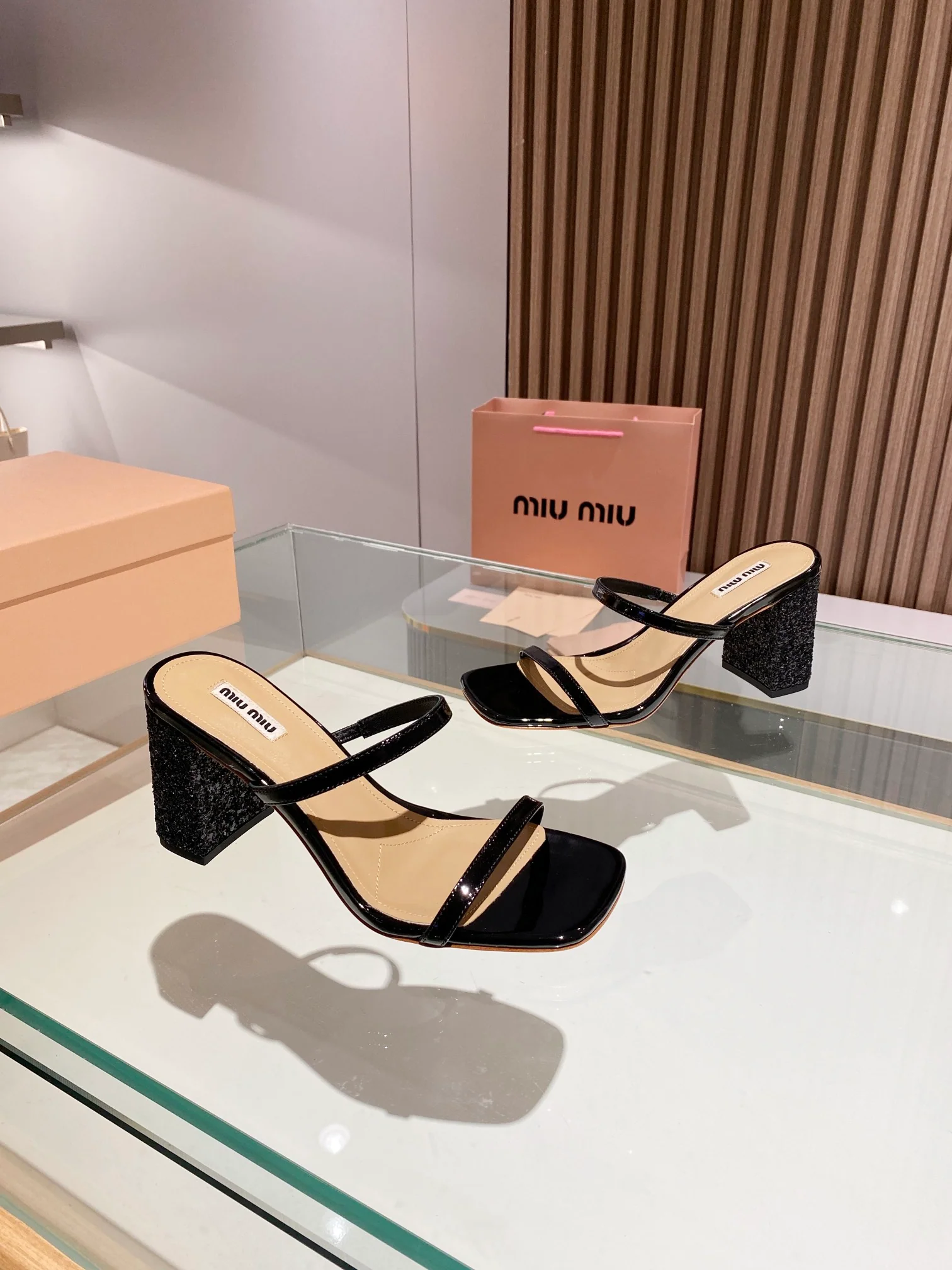 Новинка сезона весна/лето 2023 от Miu Miu - Босоножки на высоком каблуке с ремешками - 8-5 см - Черные