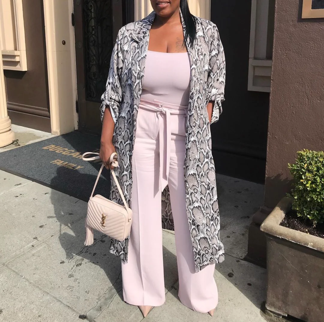 Фотосумка YSL Lou Bag — белая с золотой фурнитурой.