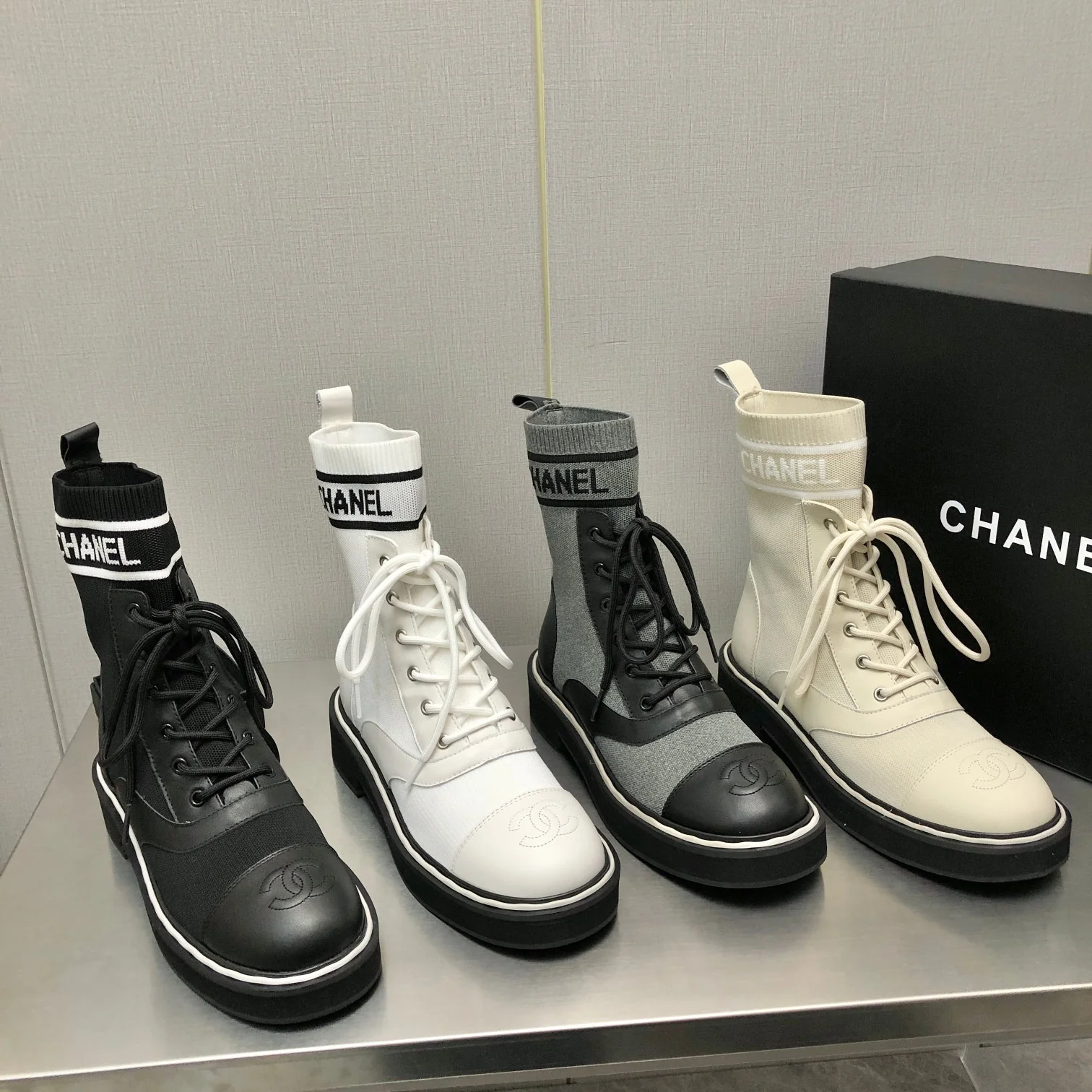 Классические стеганые ботильоны-носки на шнуровке Chanel 2022 года - изображение из коллекции