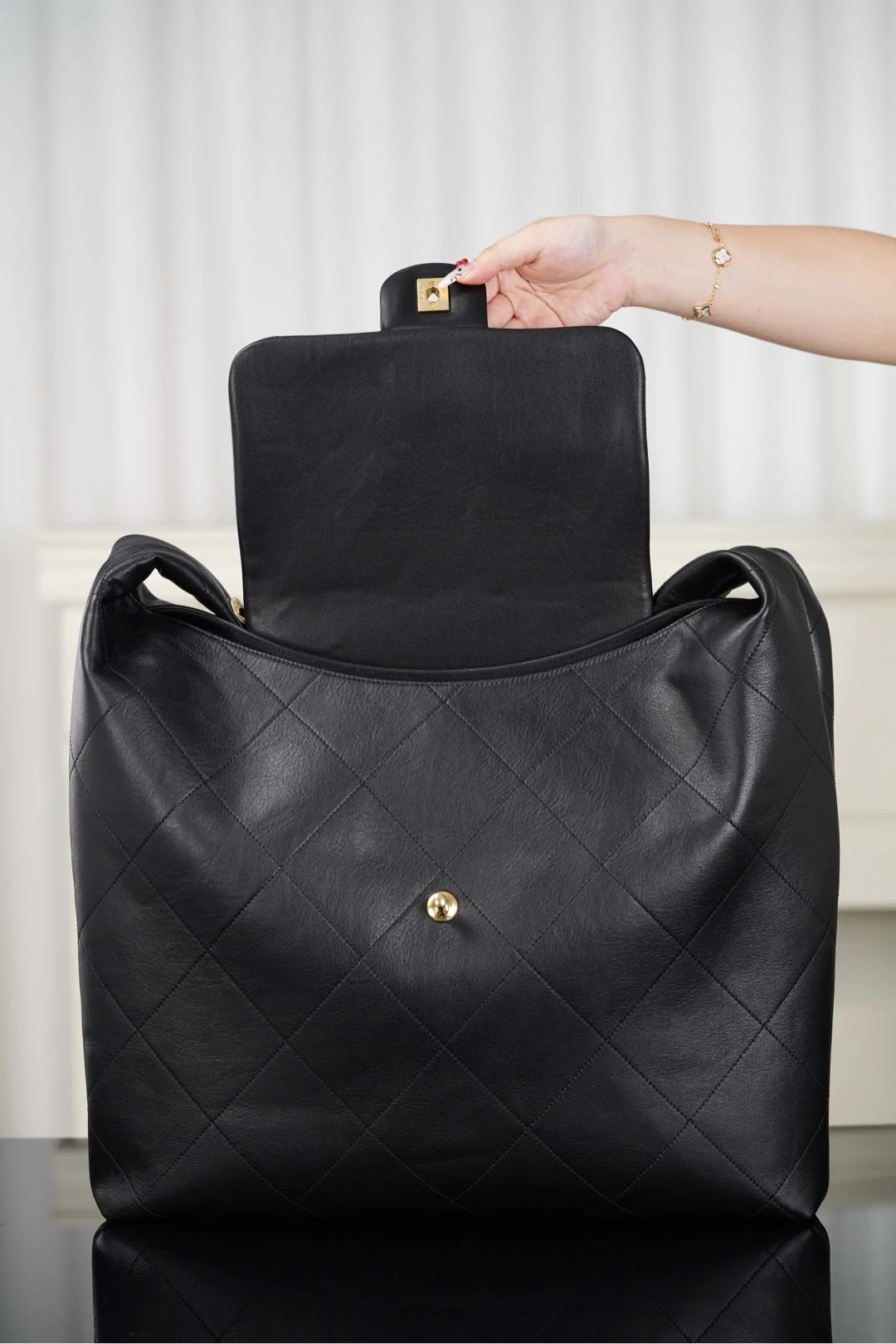 Сумка-хобо Chanel Maxi с массивной цепочкой 25 карат — черная.