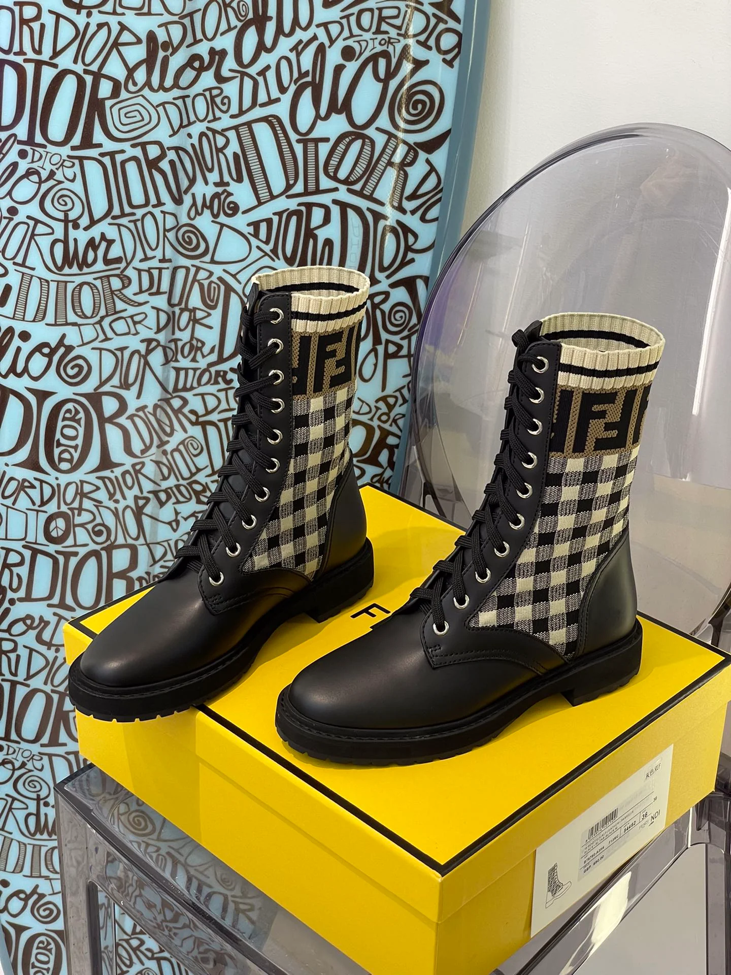 Fendi - Потрясающие сапоги-ботфорты на шнуровке, напоминающие носки.