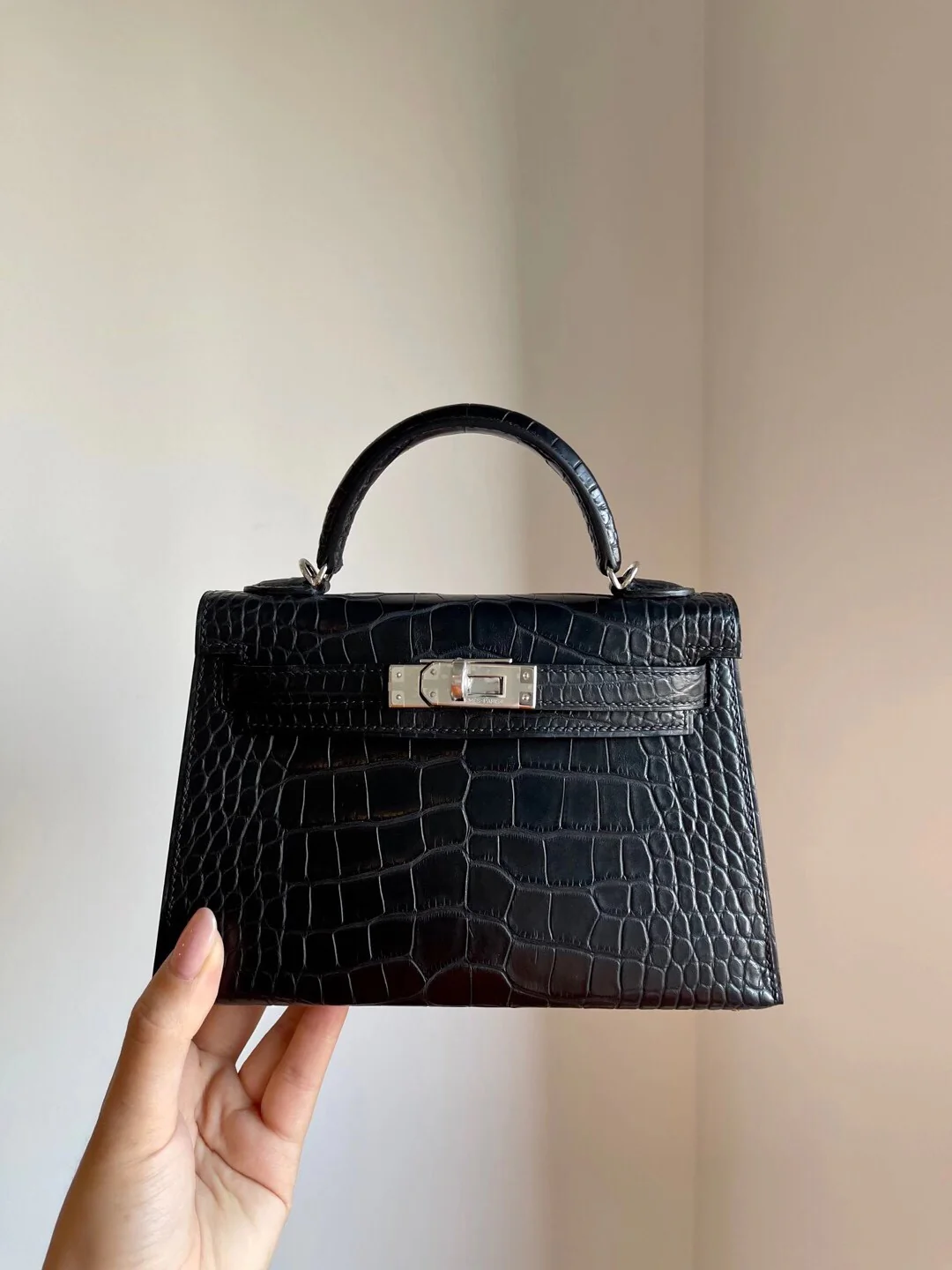 Миниатюрные часы Hermes Kelly 2-го поколения American Fog из крокодиловой кожи черного цвета с серебряной пряжкой.