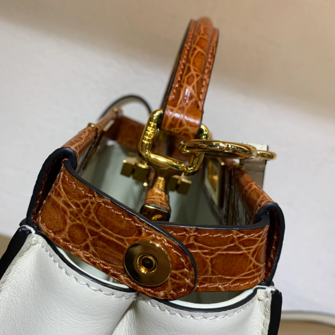 Маленькая белая кожаная сумочка Fendi Peekaboo