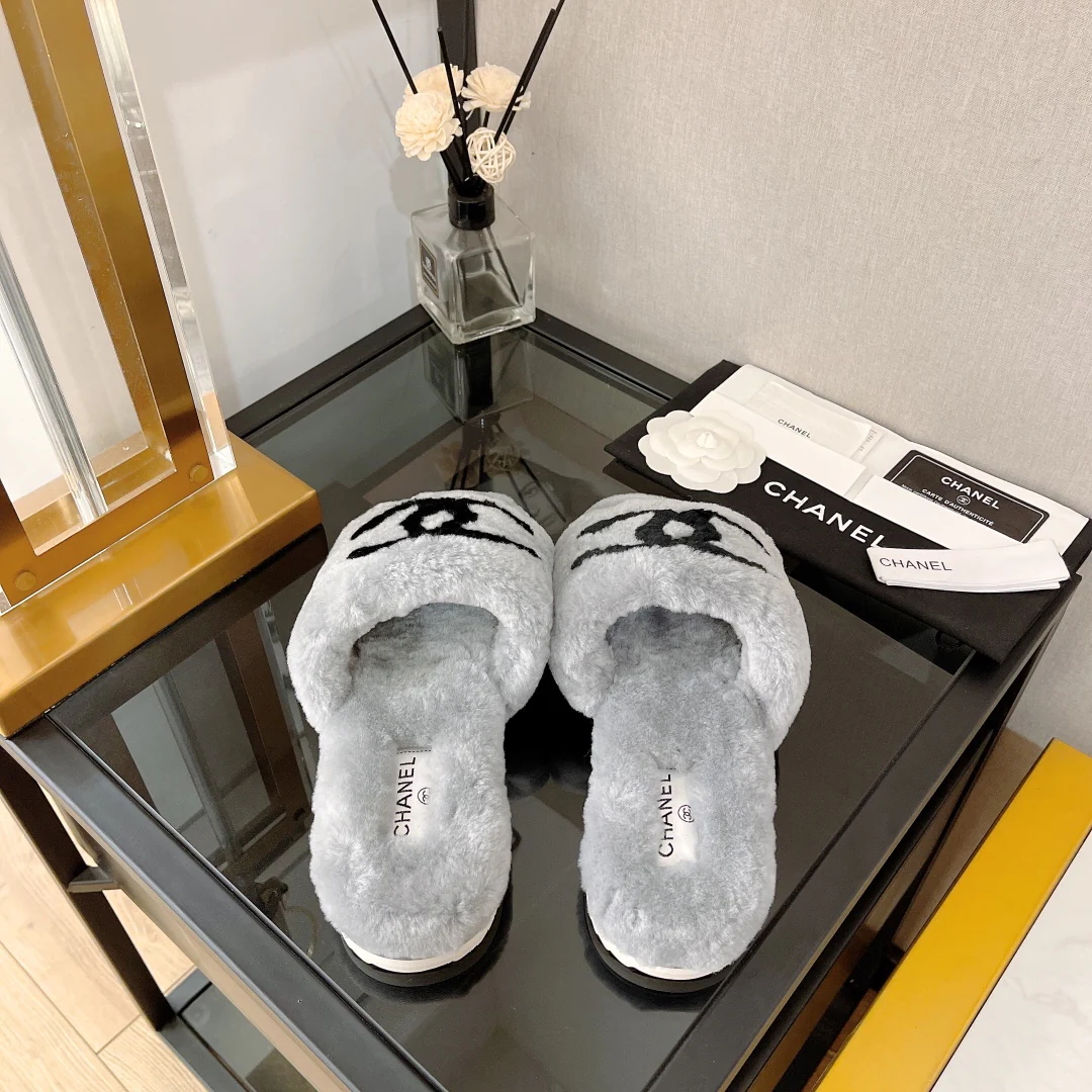 Коллекция Chanel 2022 года с подиума - Меховые тапочки - Серые