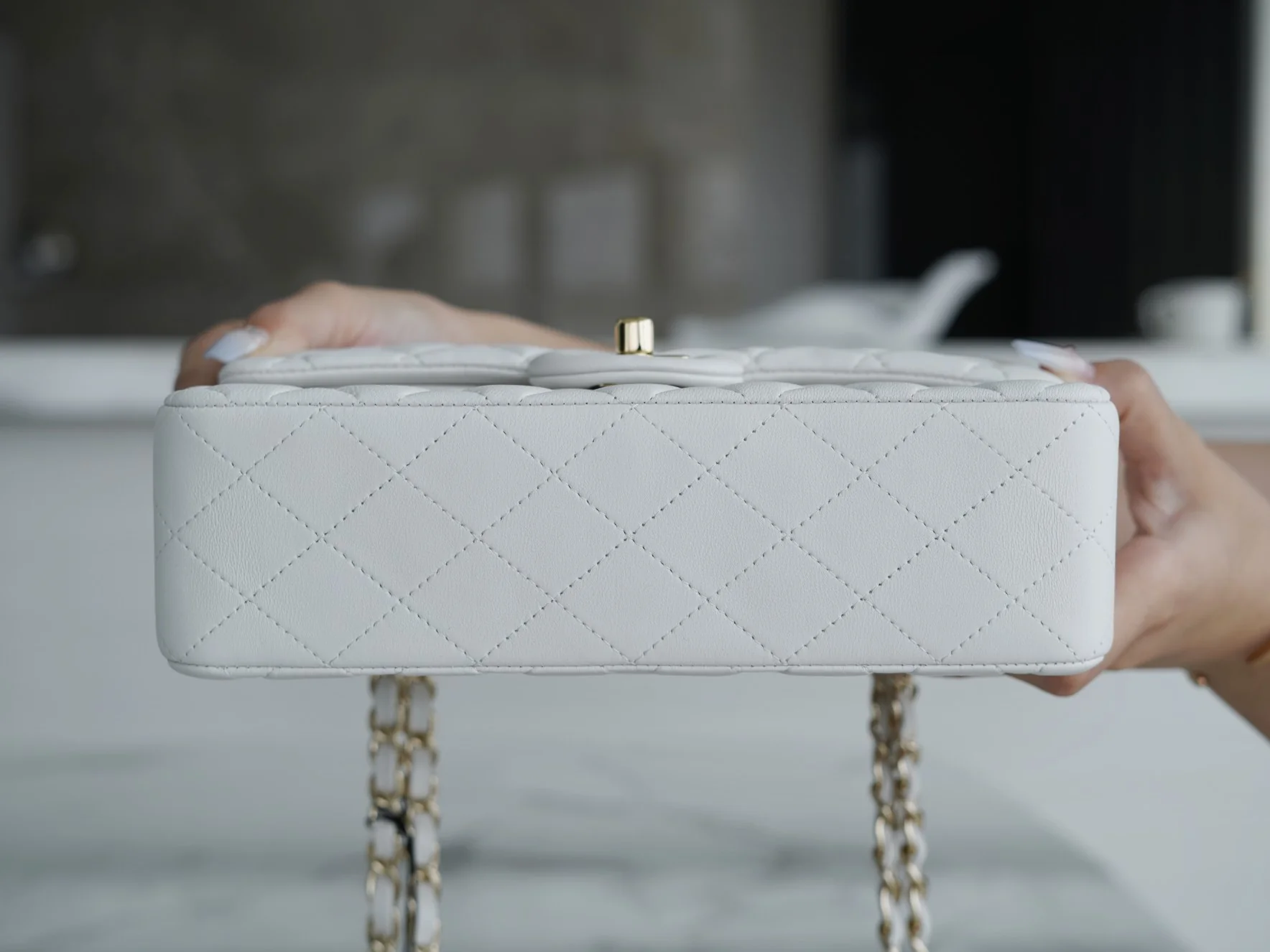 Классическая сумка Chanel с клапаном - белая.