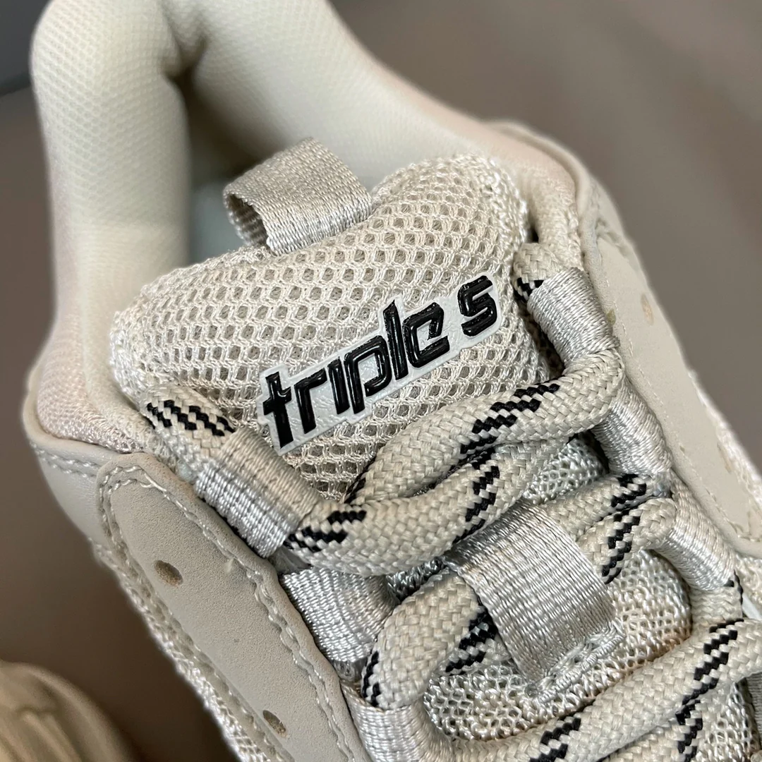 Кроссовки Balenciaga Triples на платформе, спортивные, массивные, белые.