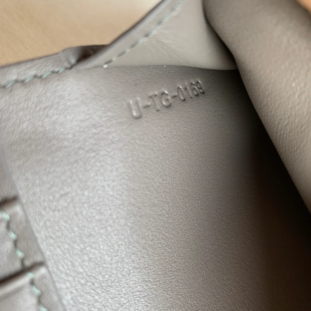 Кошелек Celine с ремешком из зернистой телячьей кожи