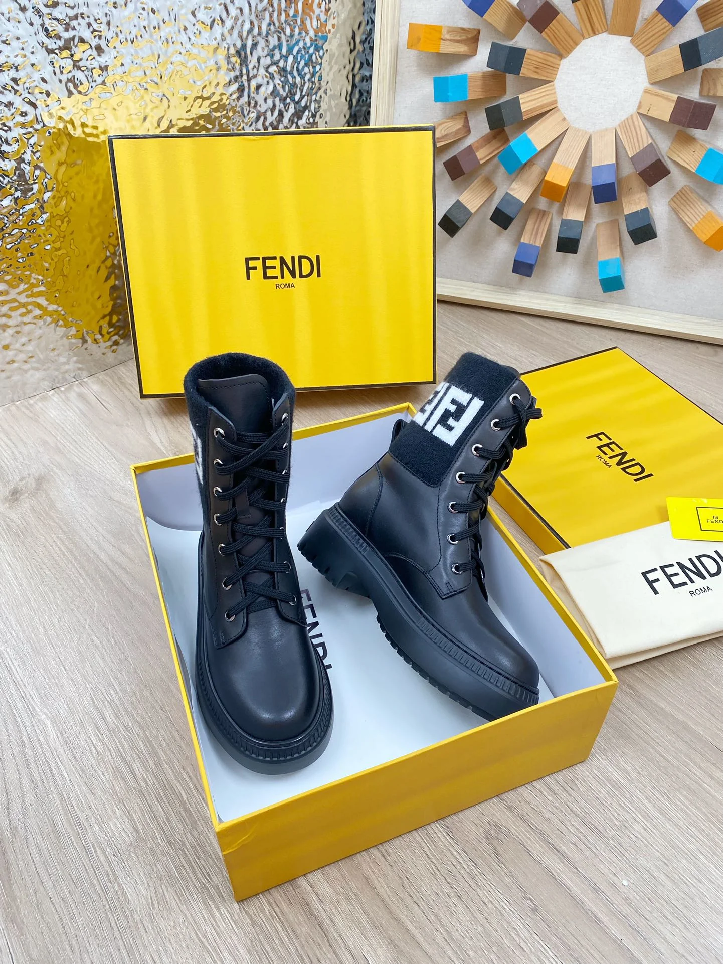 Новинка осени 2023 года от Fendi - Ботинки Dr. Martens средней высоты - Черные - 1