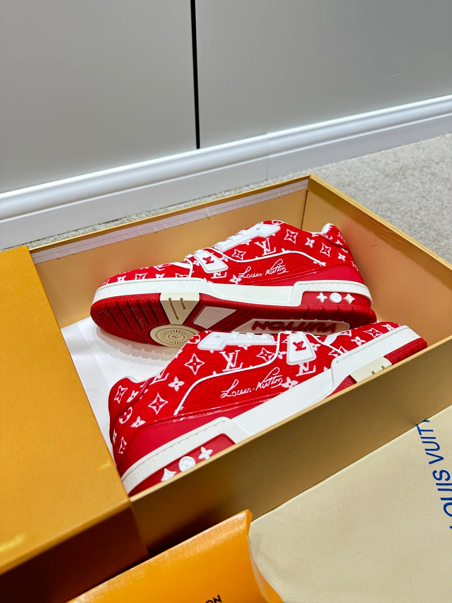 Кроссовки LV Trainer - с принтом по всей поверхности - красные