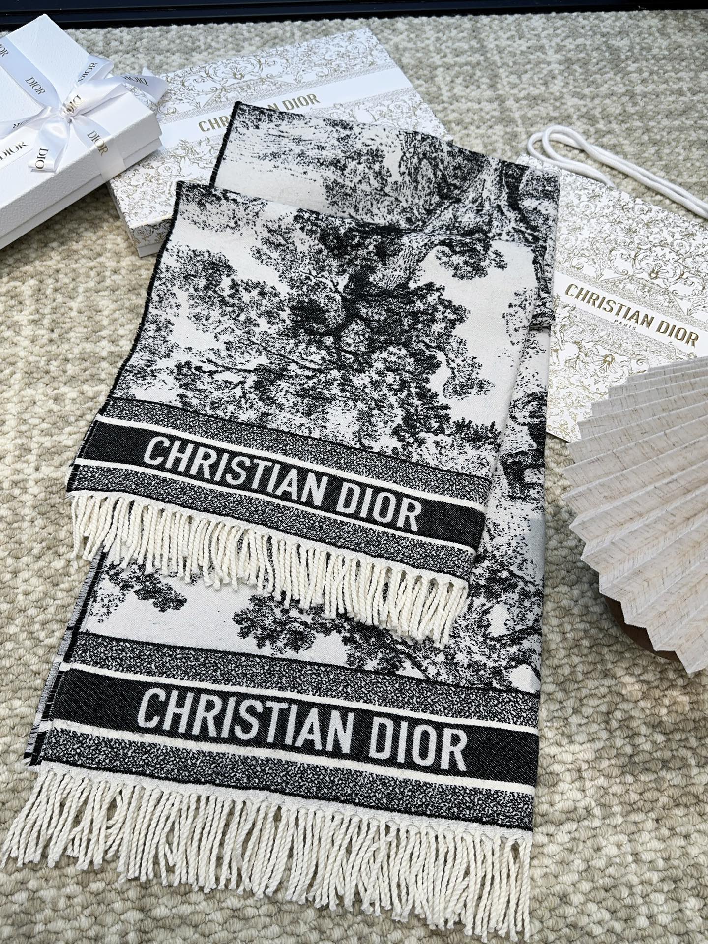 Большой квадратный шарф, шаль, плед Dior 2024 CD с жаккардовым логотипом — черно-белый.