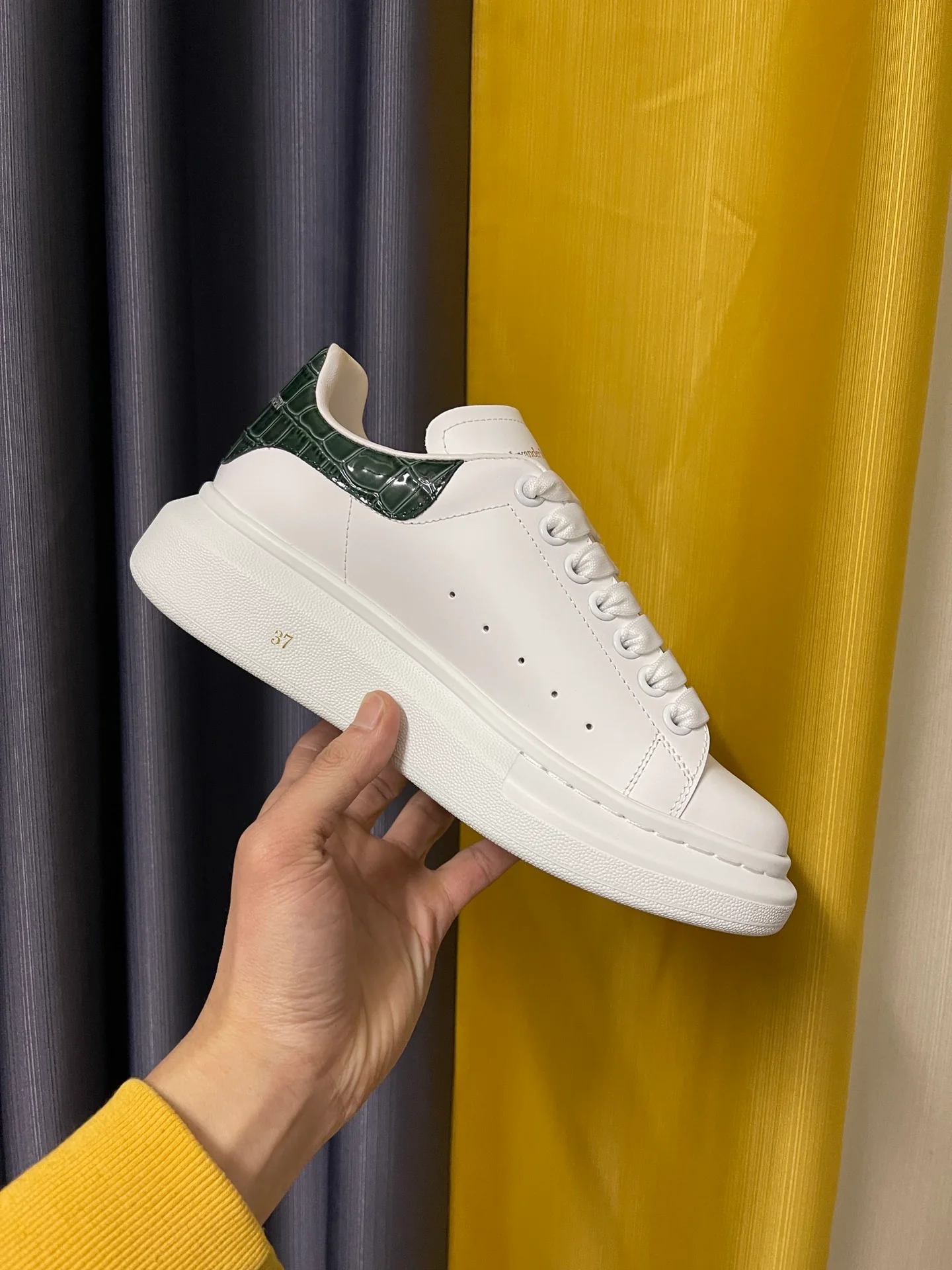 Классические белые кроссовки McQueen - унисекс - темно-зеленая лакированная кожа с текстурой 