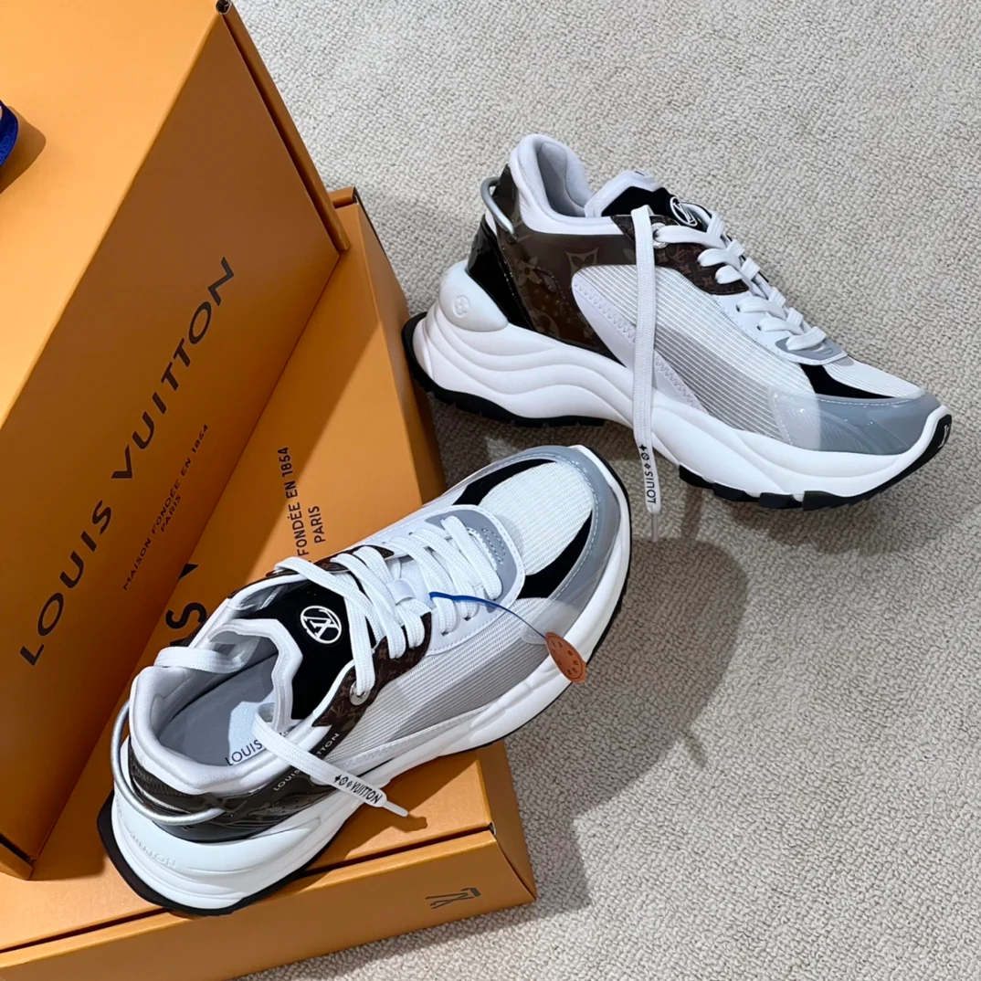 Новинка LV 2023 года - Серия Run 55 - Кроссовки на платформе Monogram - Серые