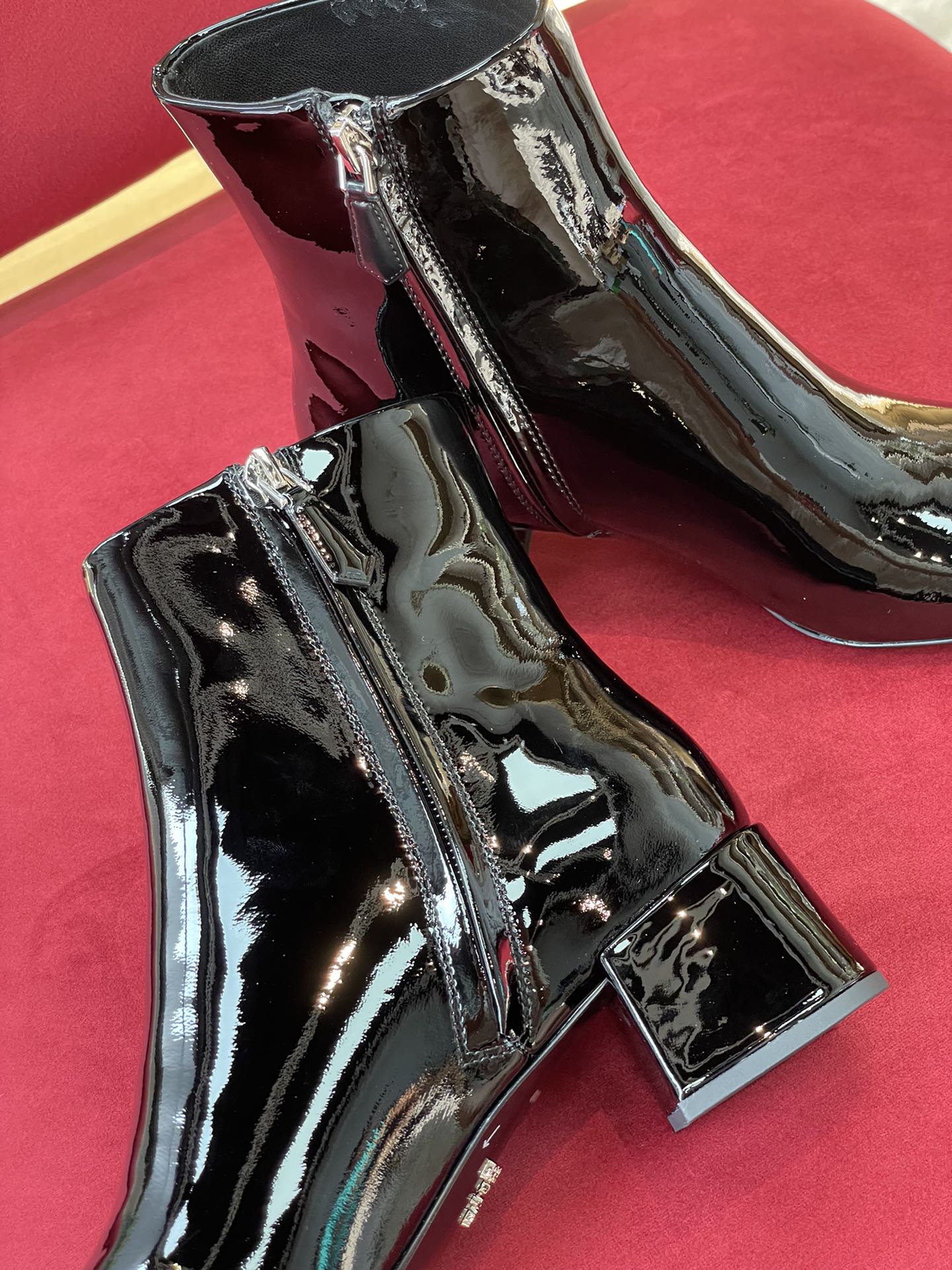 Новинка сезона осень/зима 2022 от Prada — металлические ботильоны с закругленным носком.