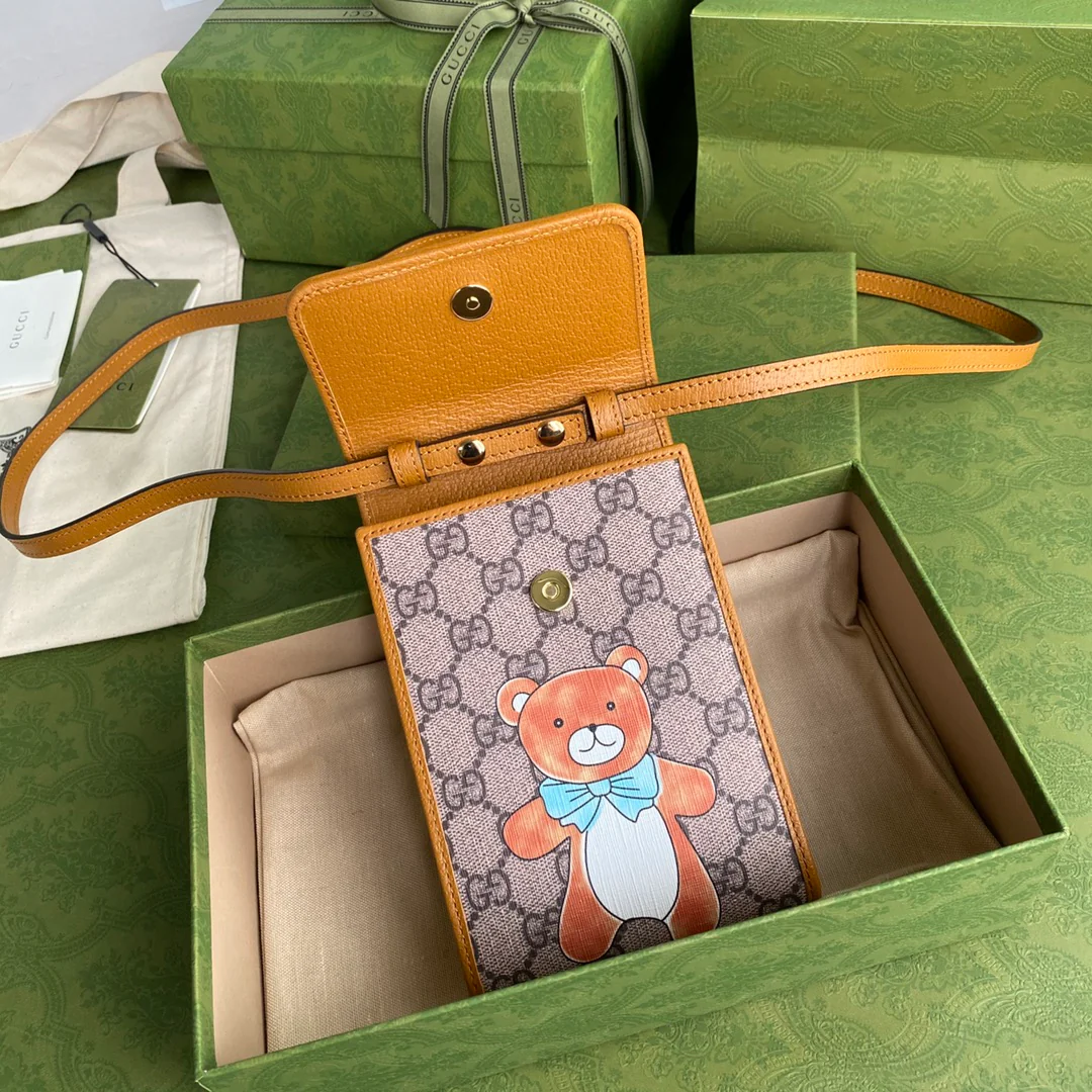 Сумка для телефона из коллекции Gucci с плюшевым мишкой.