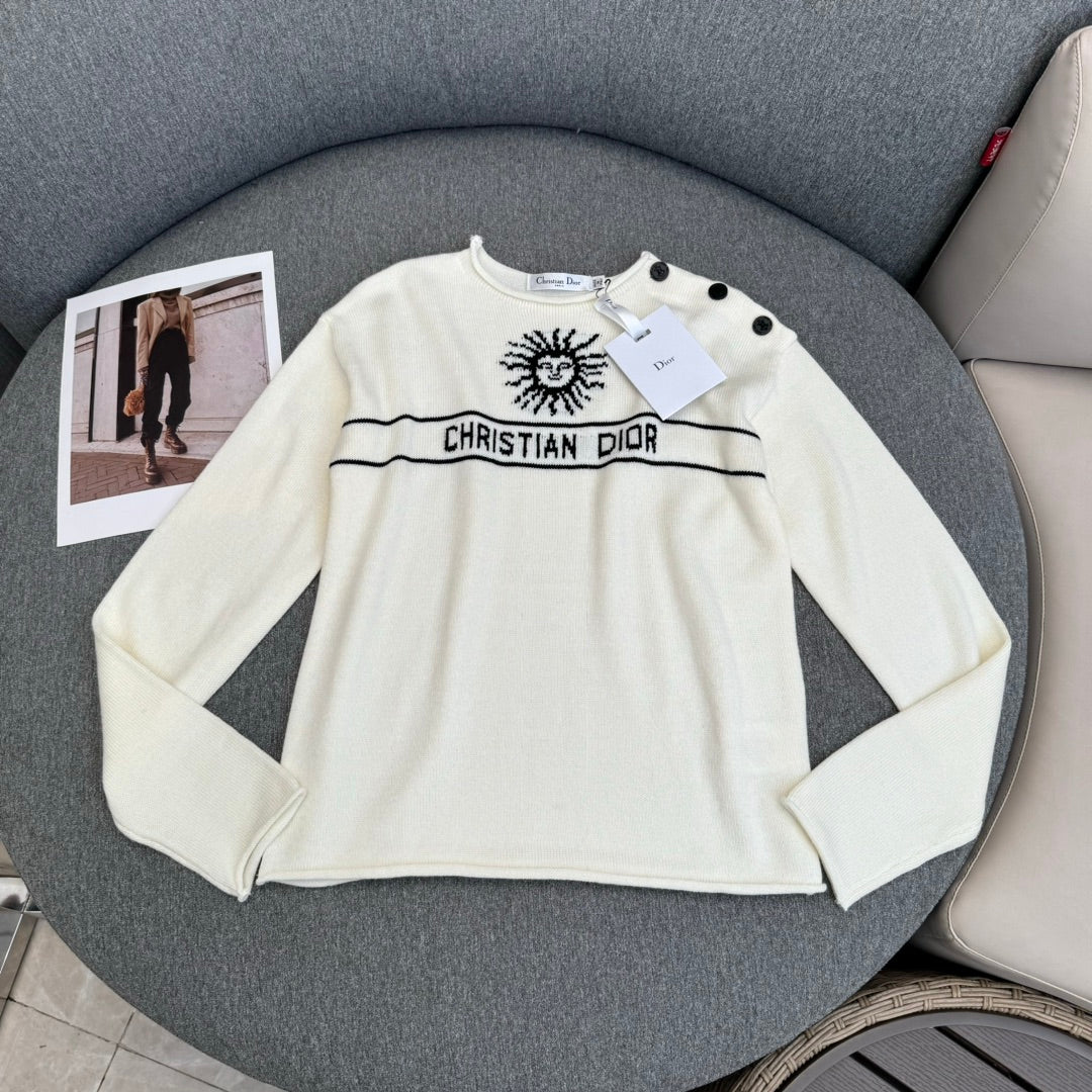 Новая коллекция Dior Весна/Лето 2024: Свитер с жаккардовым узором и пуговицами на плечах с логотипом ?Бог солнца? - 1