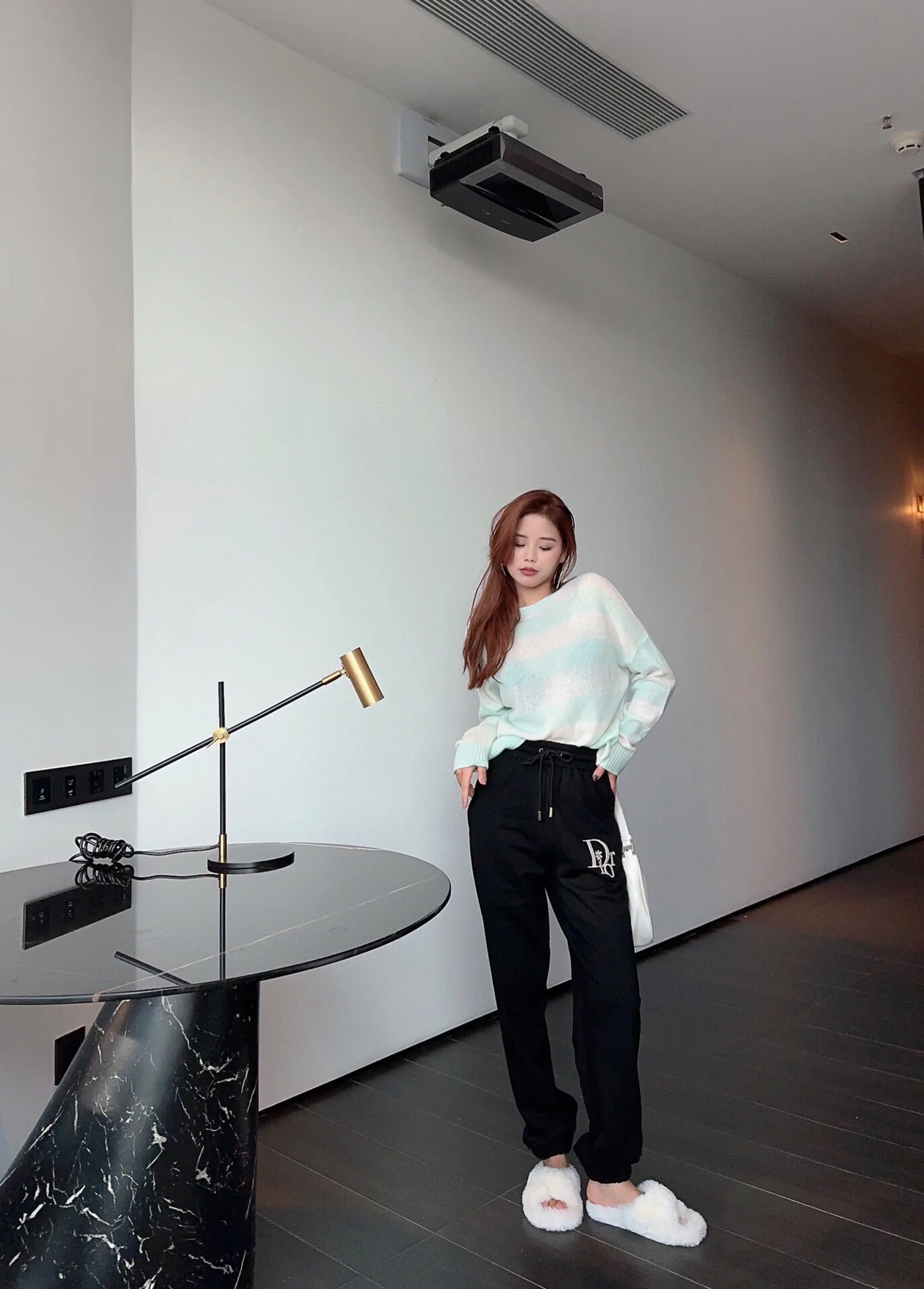 Повседневные брюки Dior 2403 из махровой ткани с цветочным узором и вышивкой.