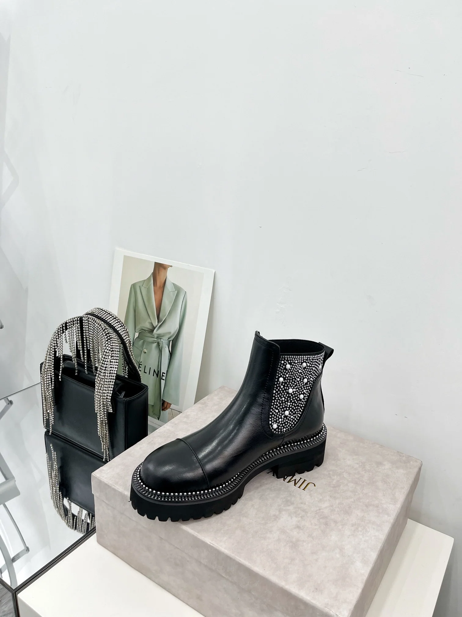 Ботильоны Jimmy, украшенные стразами