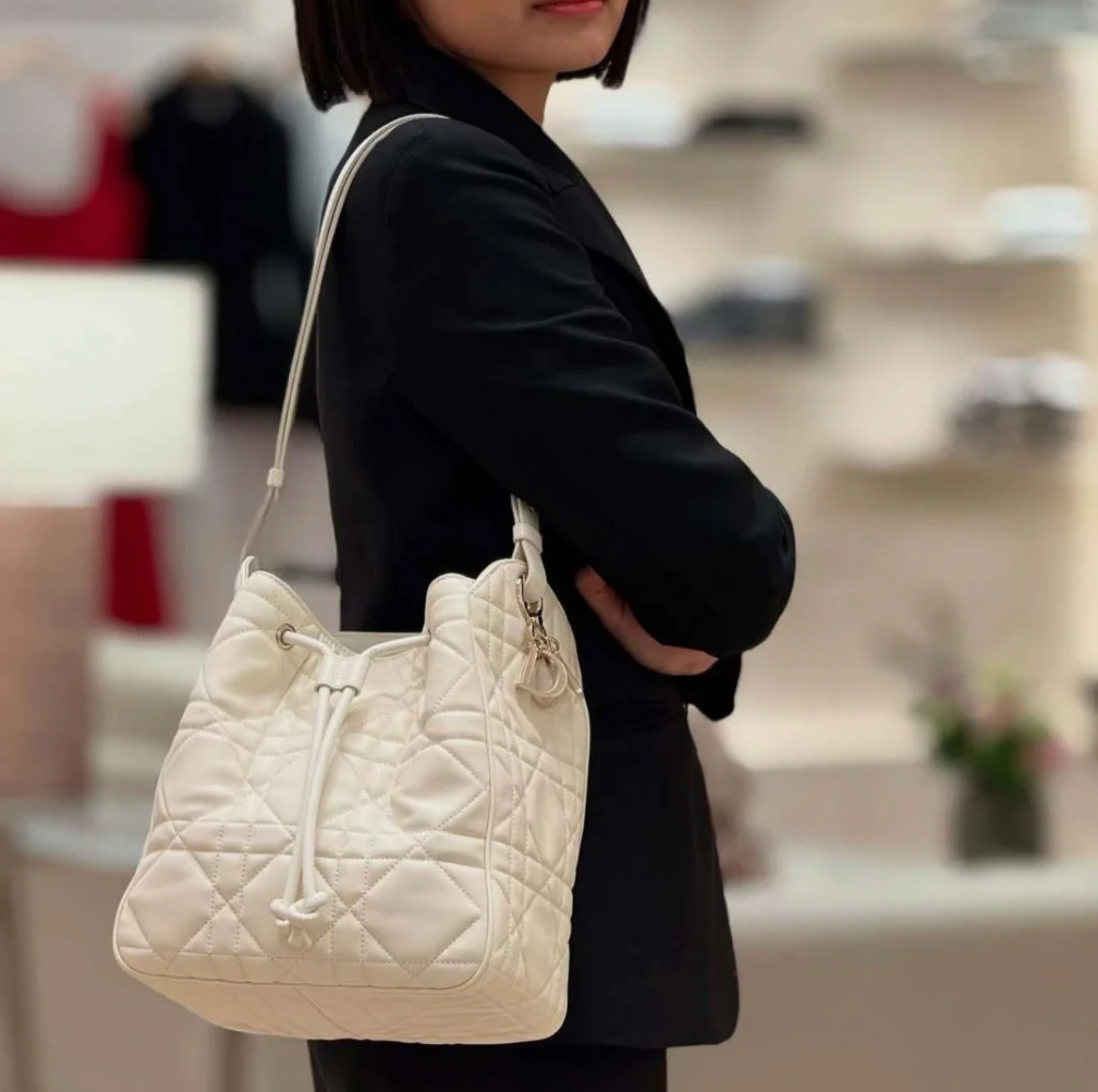 Сумка-кроссбоди Dior Motion, средний размер, белая.