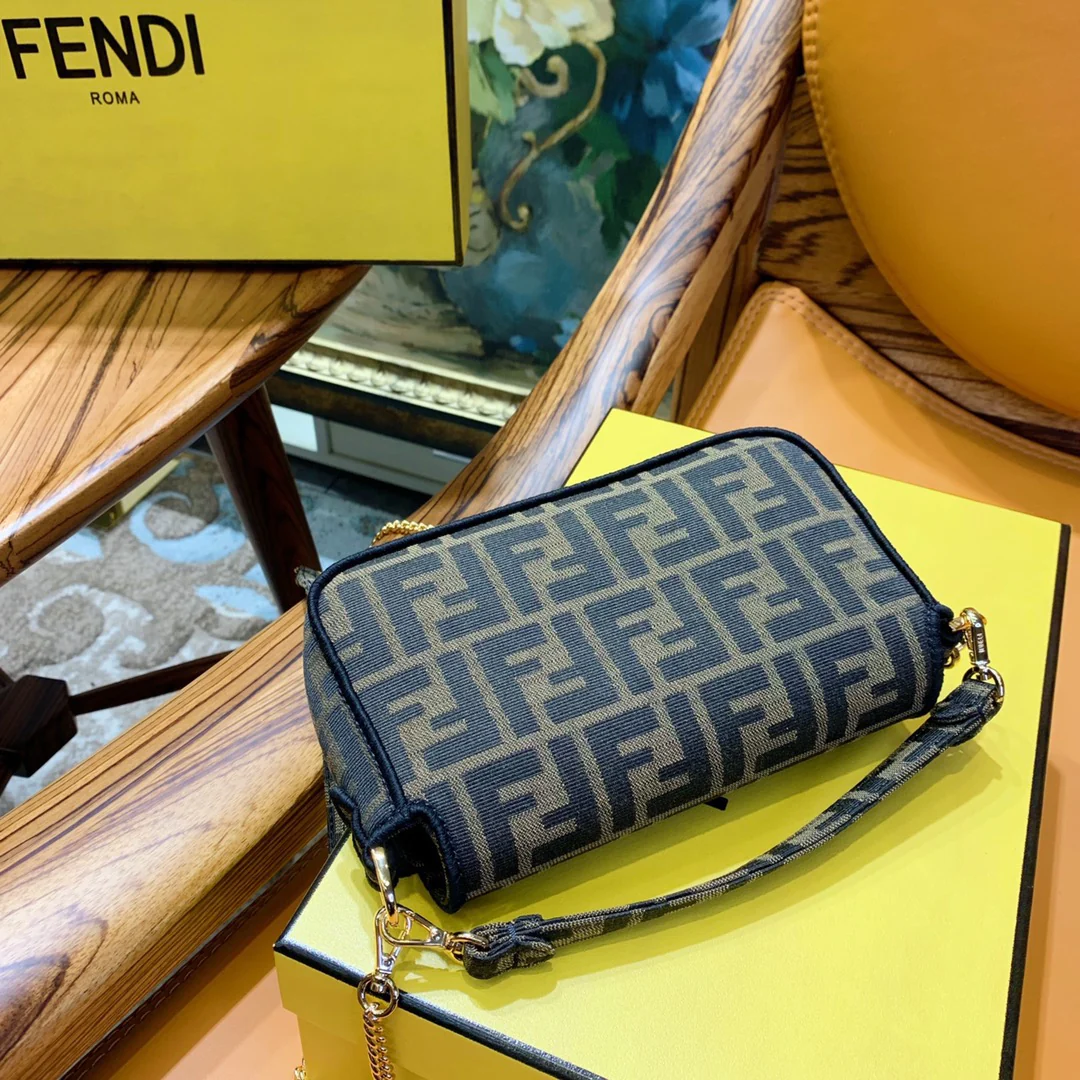 Fendi Baguette - Маленький коричневый бублик с монограммой