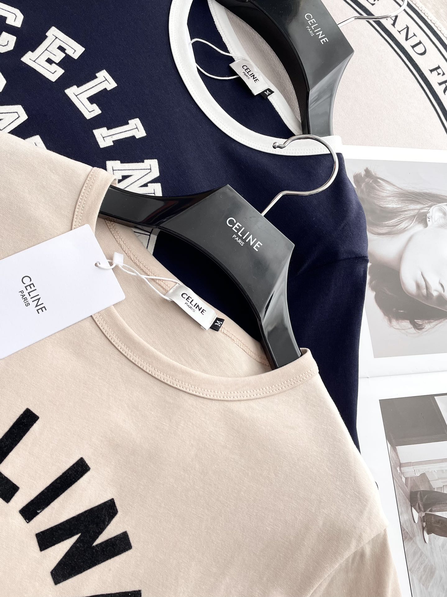 Celine-2404 Хлопковая футболка с коротким рукавом и бархатным покрытием - светло-коричневая