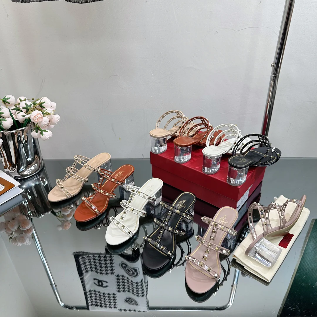 Новинка сезона весна/лето 2023 от Valentino - Прозрачные босоножки на каблуке с кристаллами - Телесного цвета