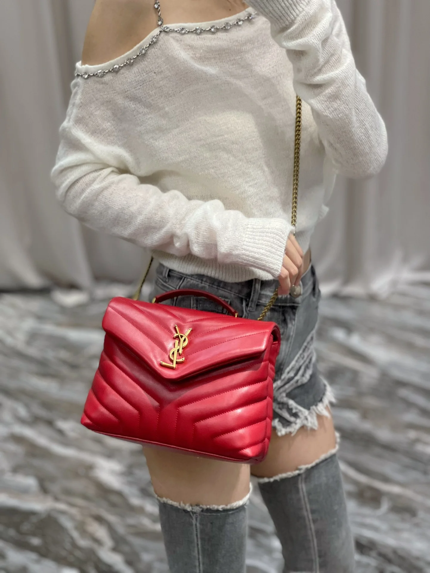 Маленькая сумка через плечо YSL Loulou - красная