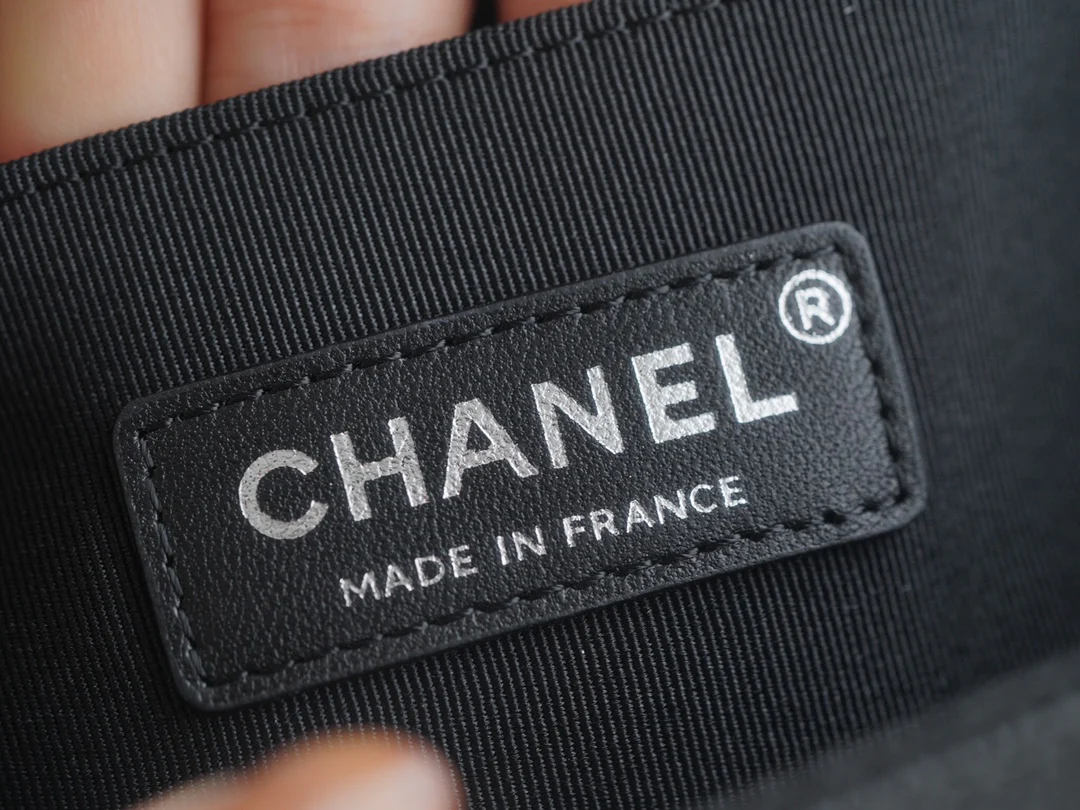 Коллекция Chanel Le Boy - Черная кожа личи, винтажная серебряная пряжка - 20 см