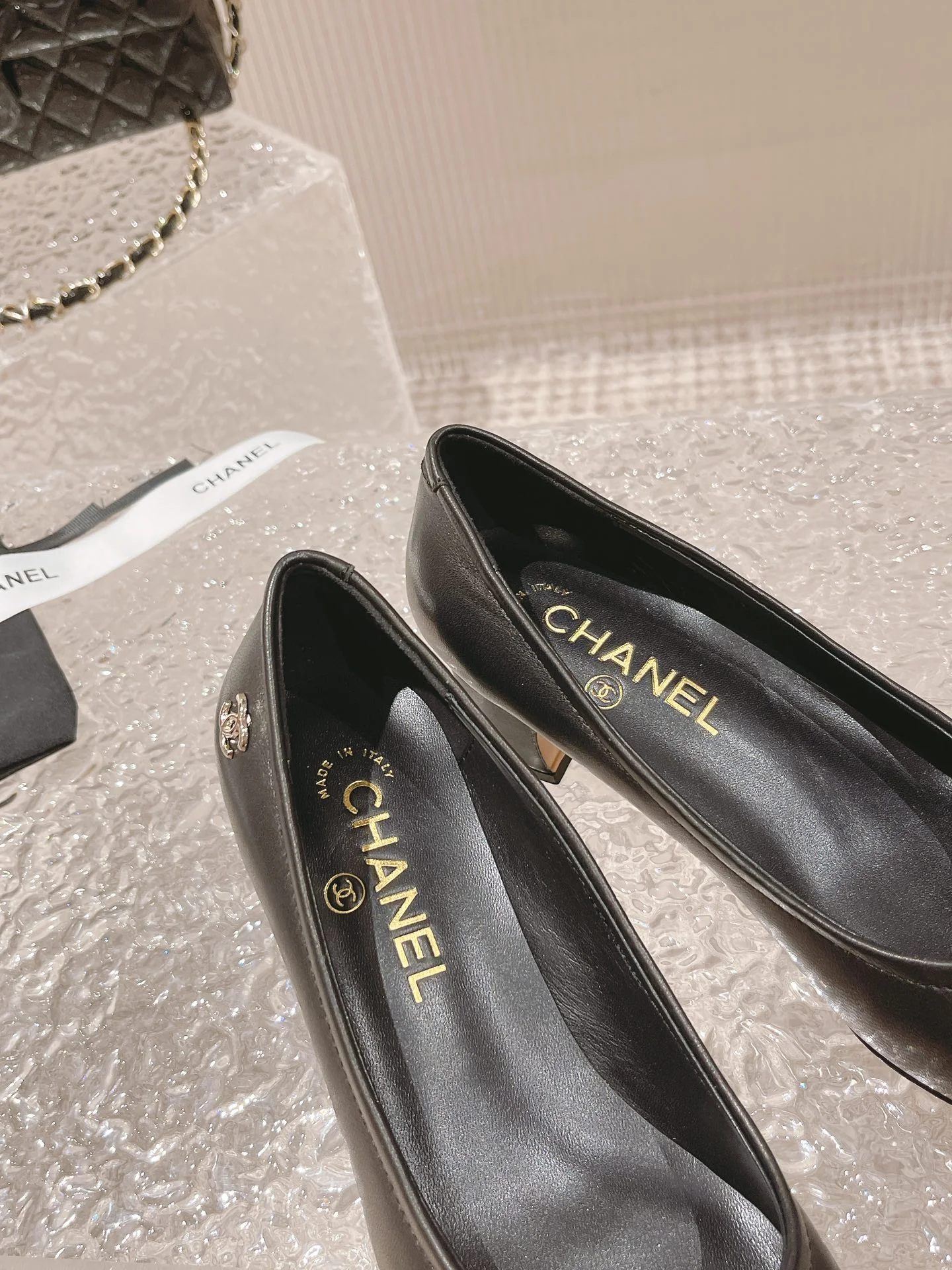 Новинка 2023 года от Chanel - Туфли на низком каблуке с жемчужным верхом - Черные